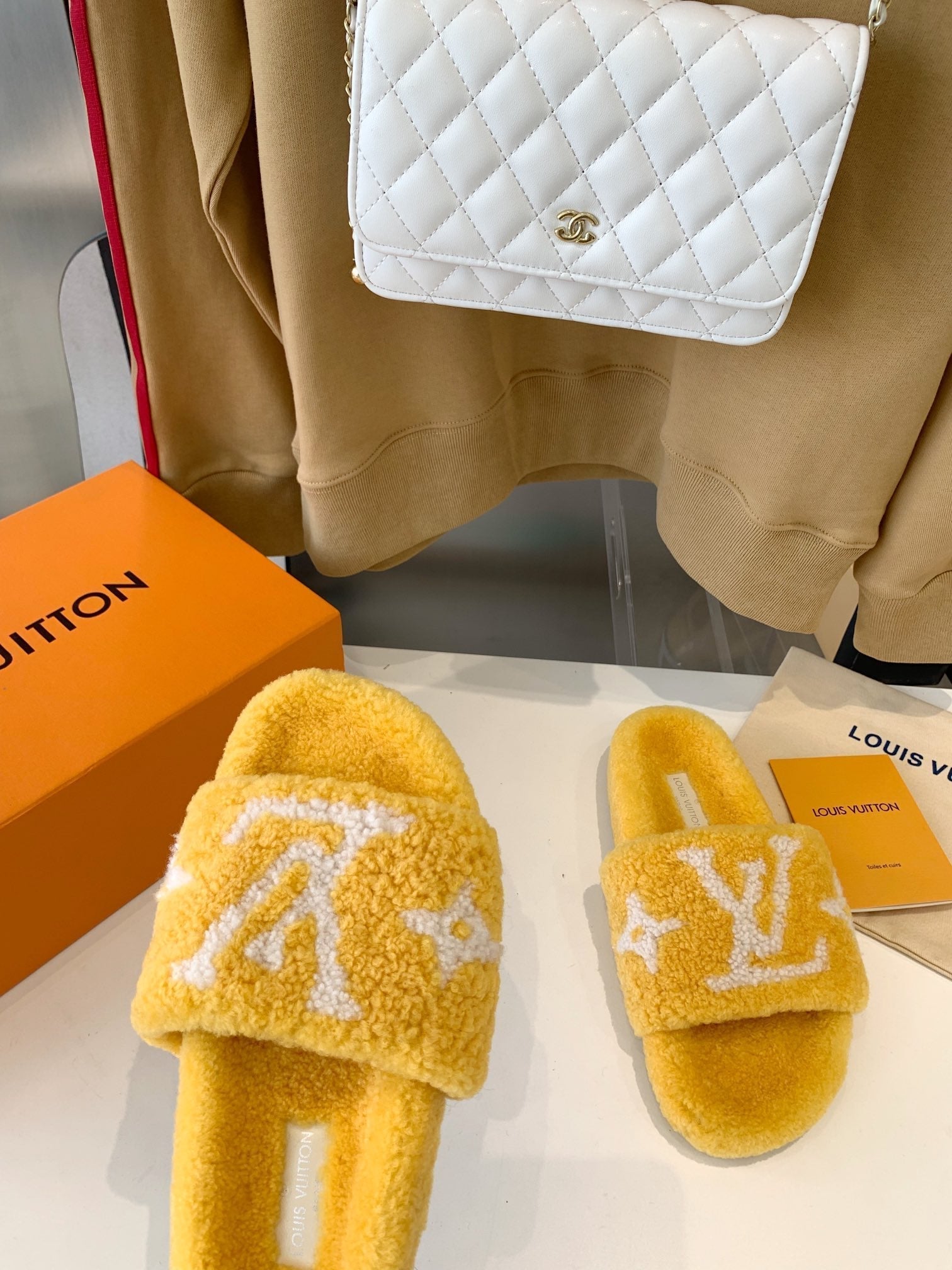 LV WOMEN'S PASEO FLAT SLIPPER IN YELLOW FLEECE WITH WHITE LOGO、mysite、Cacoeks
