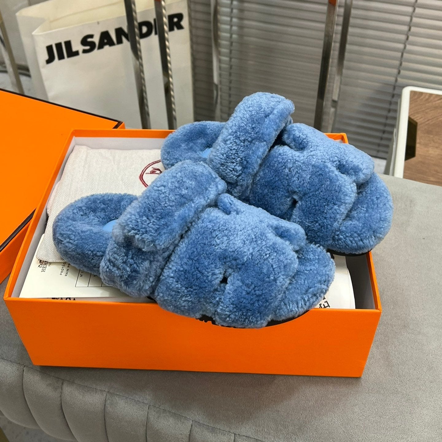CHYPRE SLIPPERS IN AZURE BLUE LAMB WOOL、mysite、Cacoeks