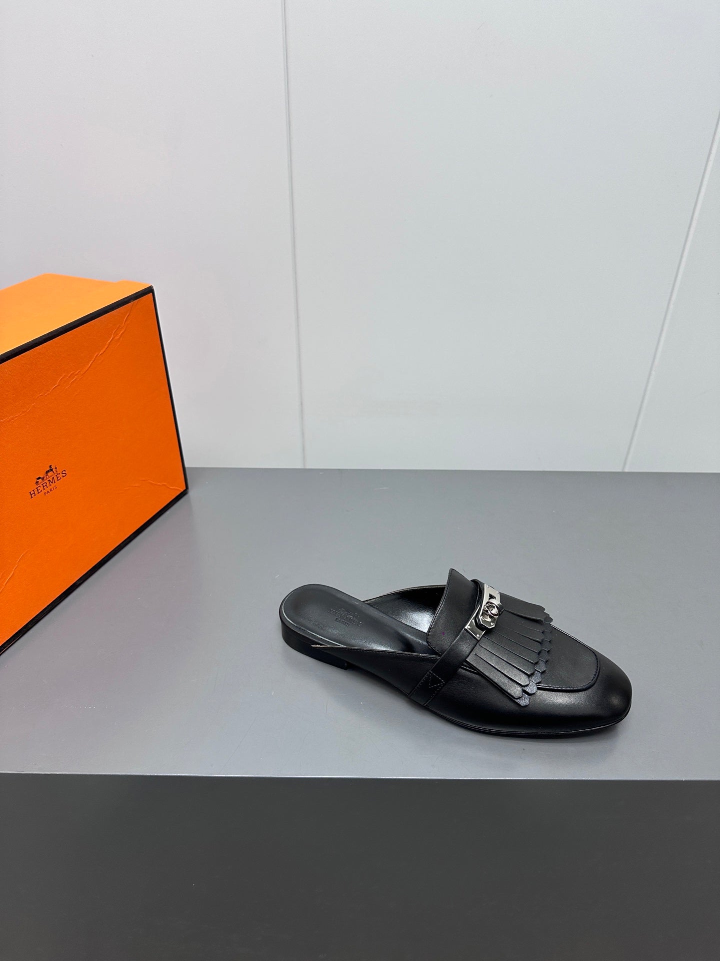 0Z MULE IN BLACK LAMBSKIN WITH FRINGE DETAIL、mysite、Cacoeks