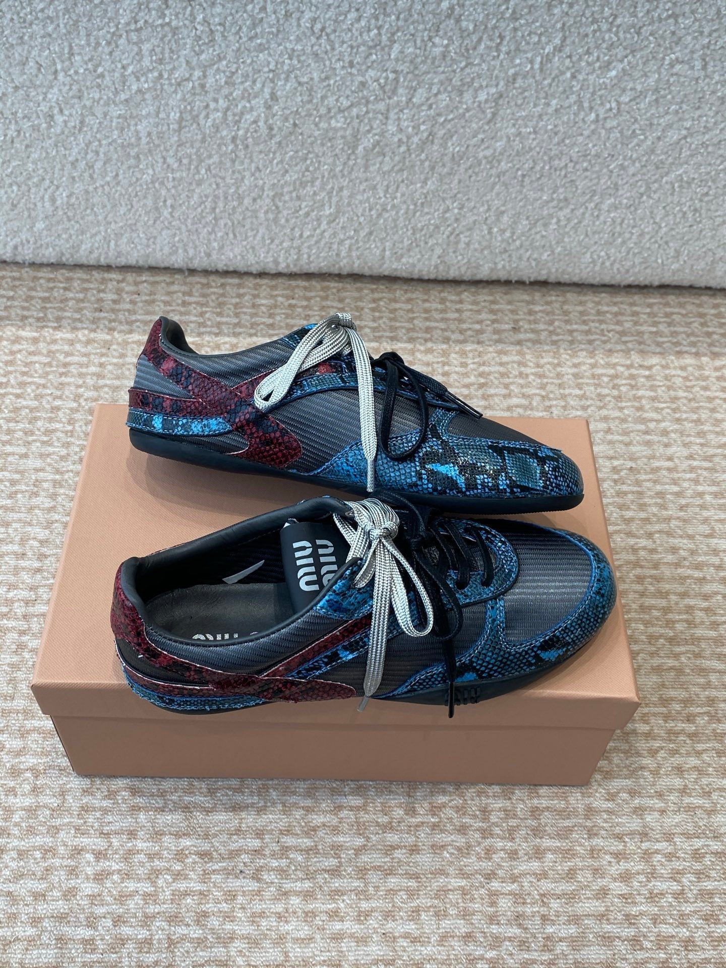 GYMNASIUM SNEAKER IN BLACK FABRIC AND BLUE SNAKE EFFECT CALFSKIN、mysite、Cacoeks
