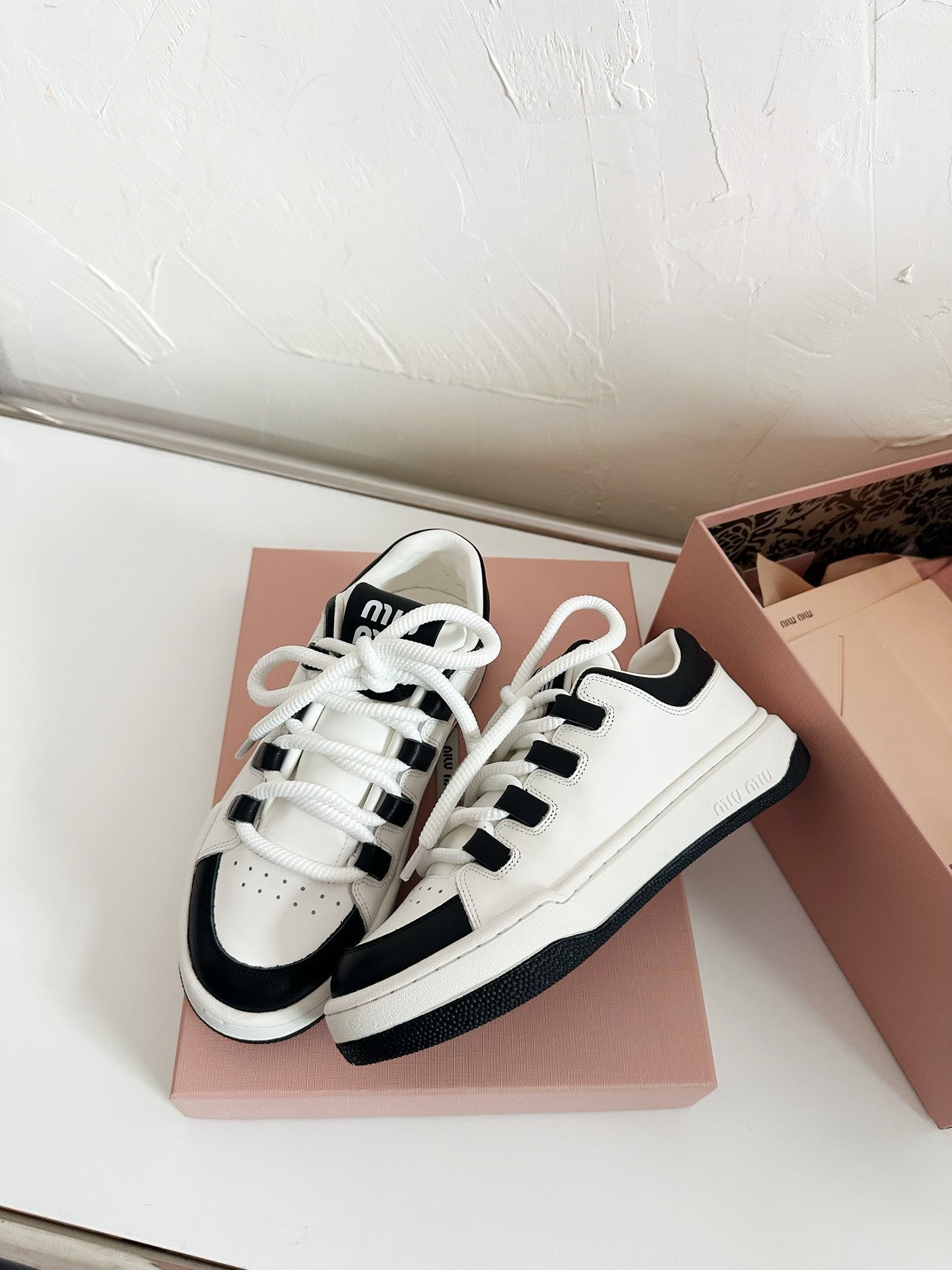 SNEAKERS SIMPLE DESIGN IN BLACK MIX WHITE SHEEPSKIN、mysite、Cacoeks