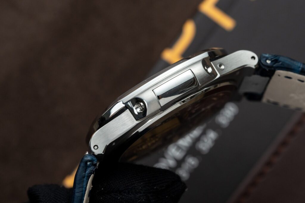 Đồng Hồ Patek Philippe Nautilus 5724G Replica 11 Blue GRF 40mm (1)
