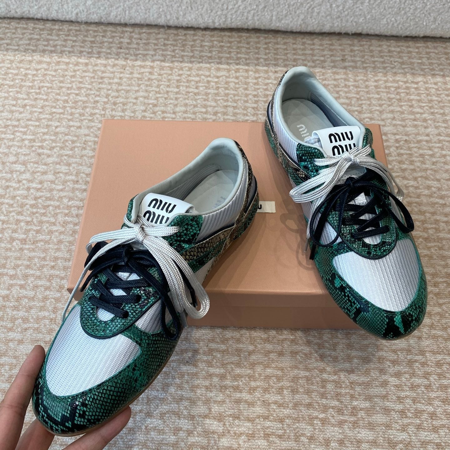 GYMNASIUM SNEAKER IN SILVER FABRIC AND DARK GREEN SNAKE EFFECT CALFSKIN、mysite、Cacoeks
