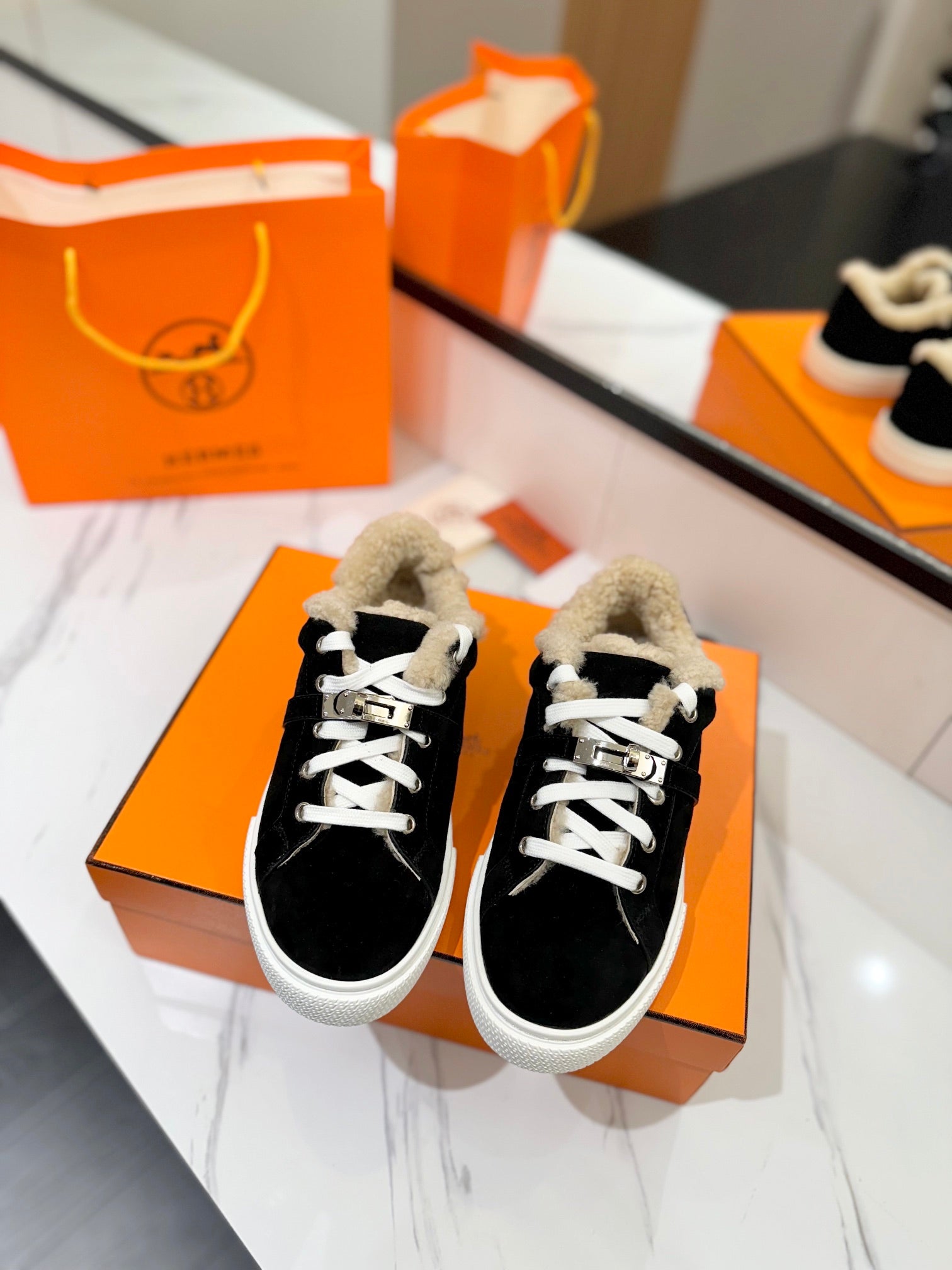 DAY SNEAKER IN BLACK SUEDE AND FLEECE LINING、mysite、Cacoeks