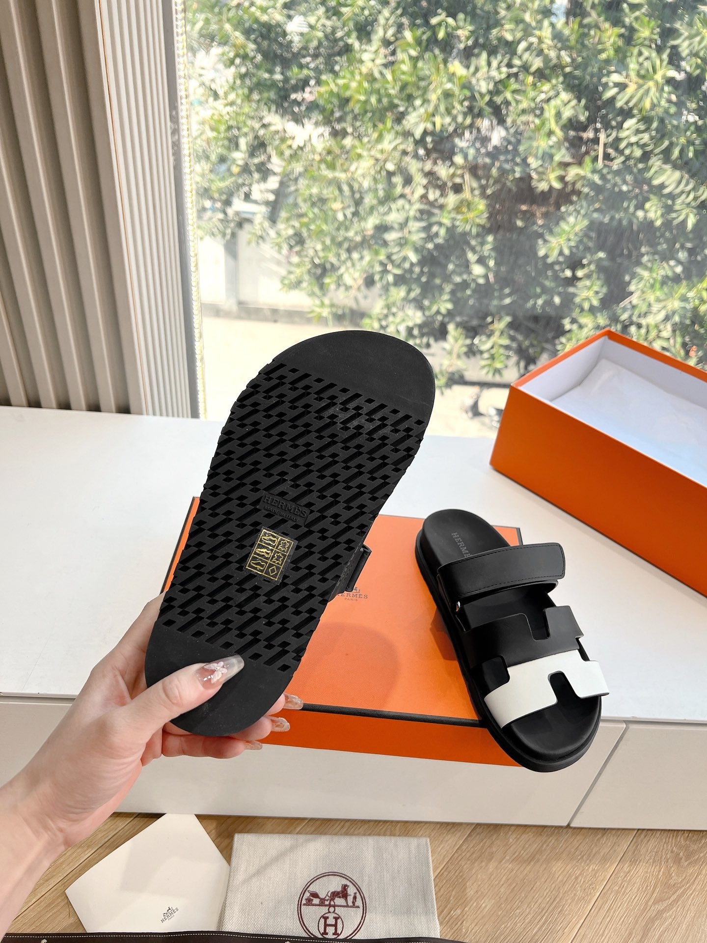 CHYPRE SANDAL IN BLACK MIX WHITE CALFSKIN、mysite、Cacoeks