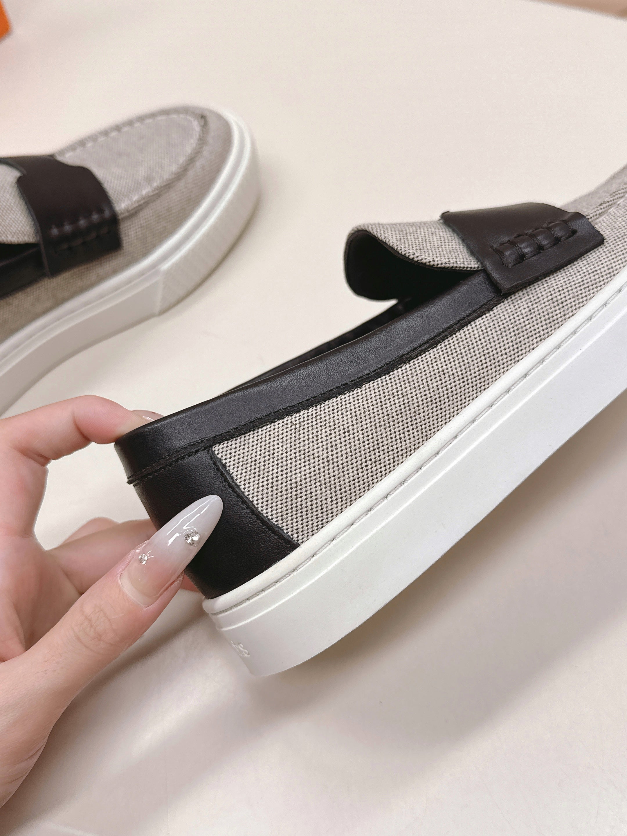 HM 25S SLIP-ON IN LIGHT GREY CANVAS AND BLACK LAMBSKIN、mysite、Cacoeks