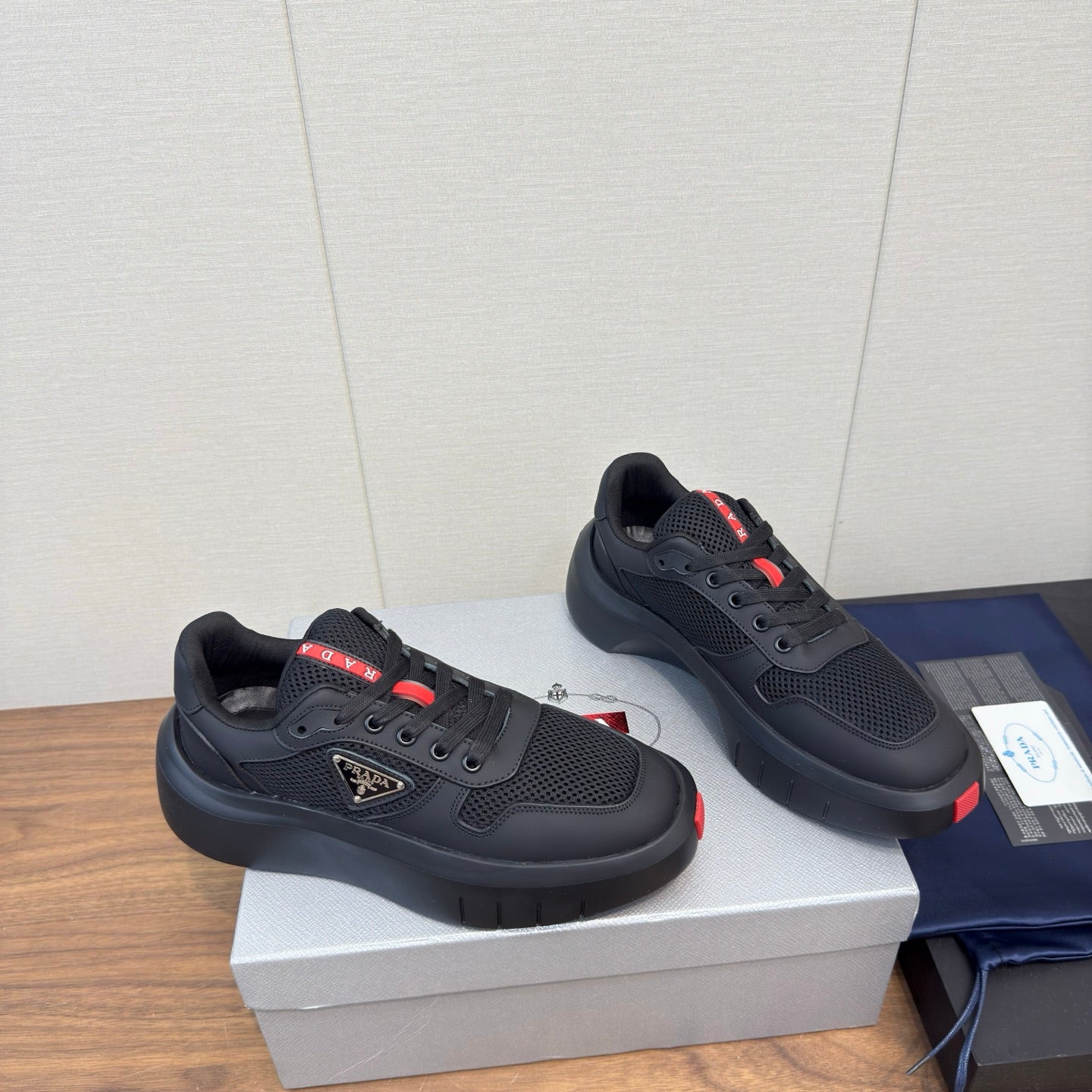 PRADA 25S SPORTY STYLE MEN SNEAKERS LOGO 45MM IN BLACK AND RED CALFSKIN、mysite、Cacoeks
