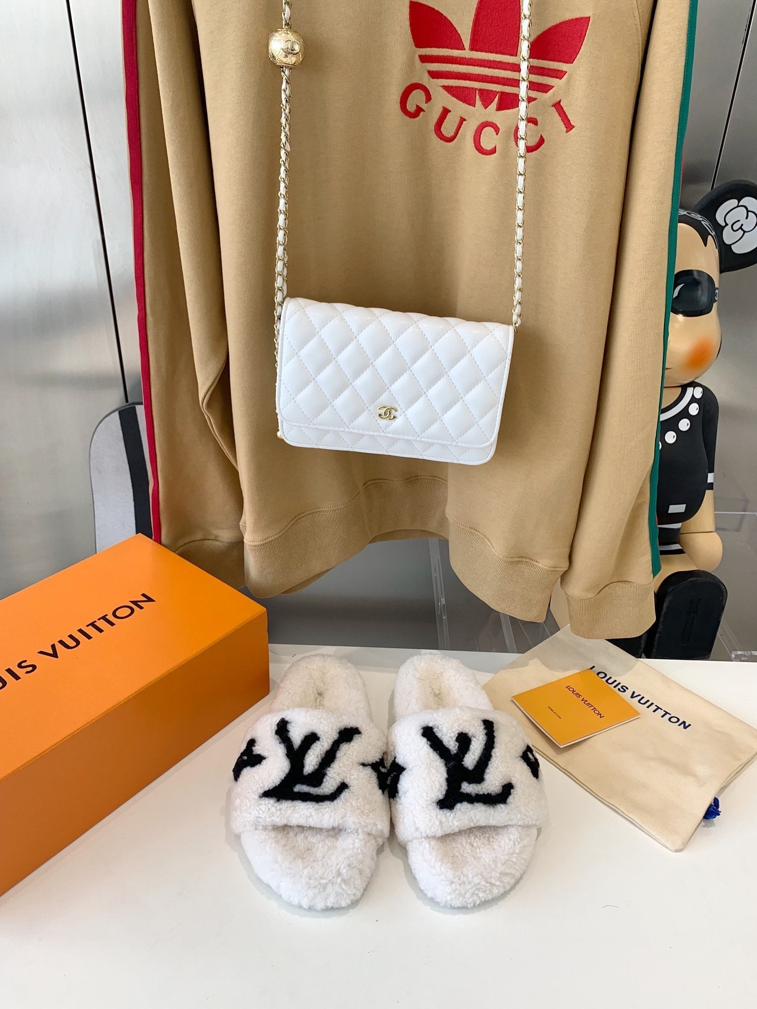 LV WOMEN'S PASEO FLAT SLIPPER IN WHITE FLEECE WITH BLACK LOGO、mysite、Cacoeks
