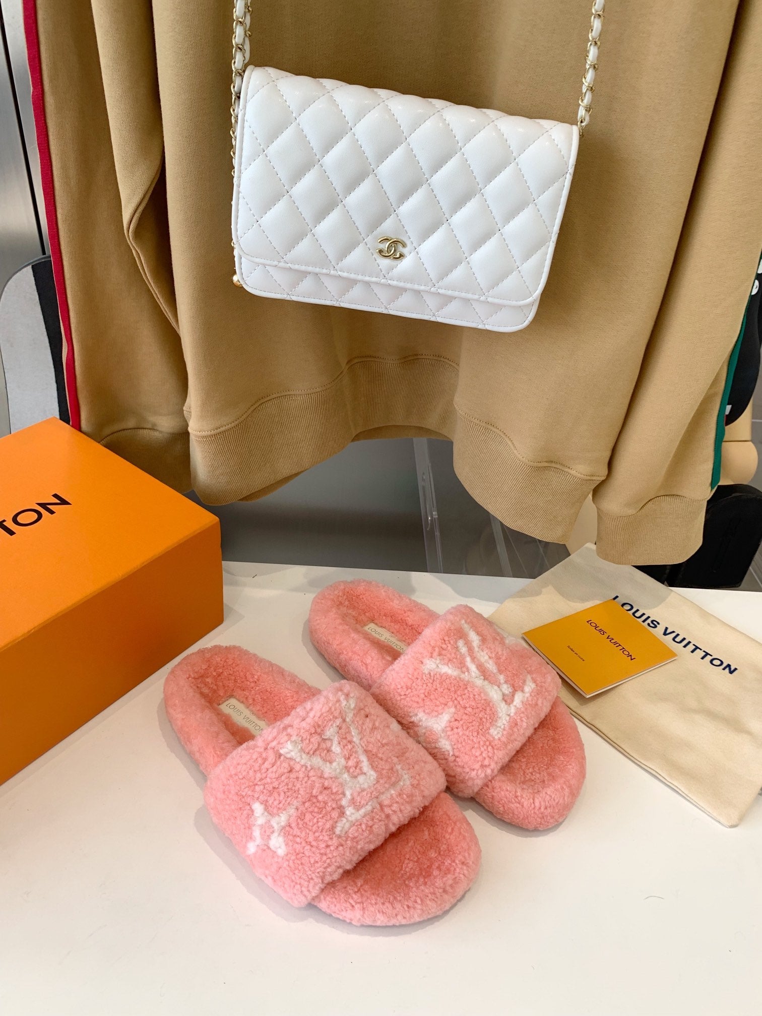 LV WOMEN'S PASEO FLAT SLIPPER IN LIGHT PINK FLEECE WITH WHITE LOGO、mysite、Cacoeks