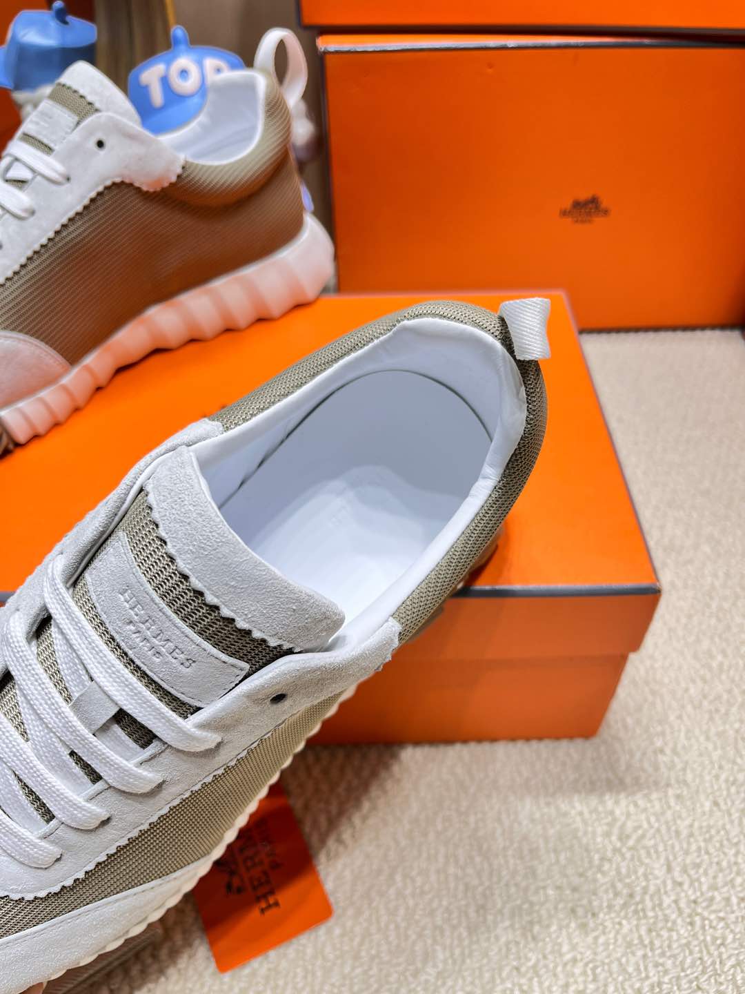 BOUNCING SNEAKER IN PALE GRAY SUEDE AND WOOD BROWN KNIT、mysite、Cacoeks