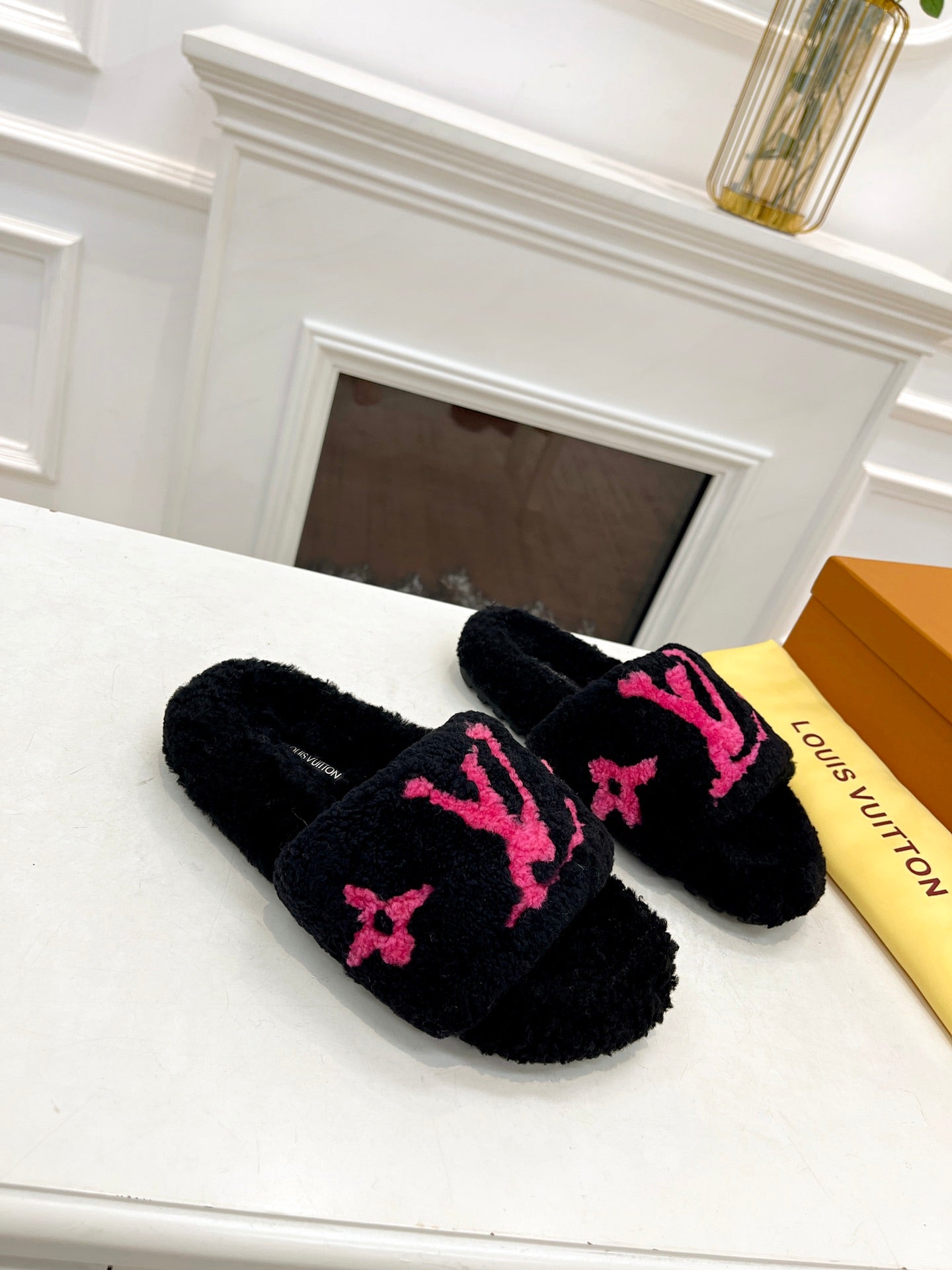 LV FLAT SLIPPER IN BLACK MIX BRIGHT PINK SHEARLING、mysite、Cacoeks