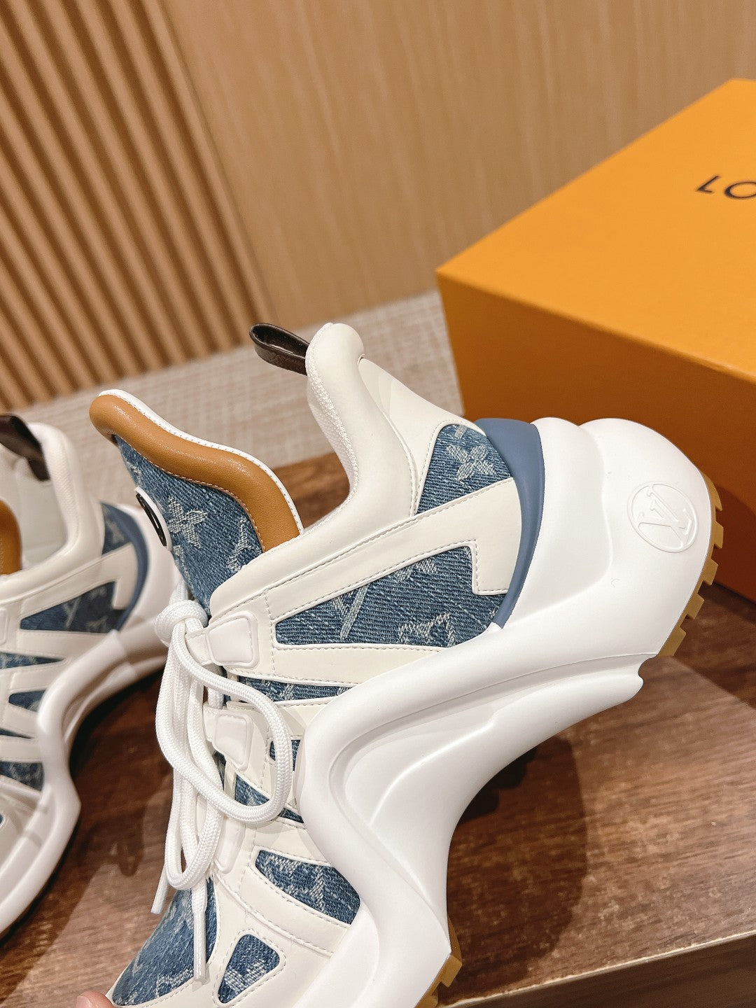 LV ARCHLIGHT SNEAKER IN WHITE CALFSKIN AND LIGHT BLUE MONOGRAM DENIM、mysite、Cacoeks