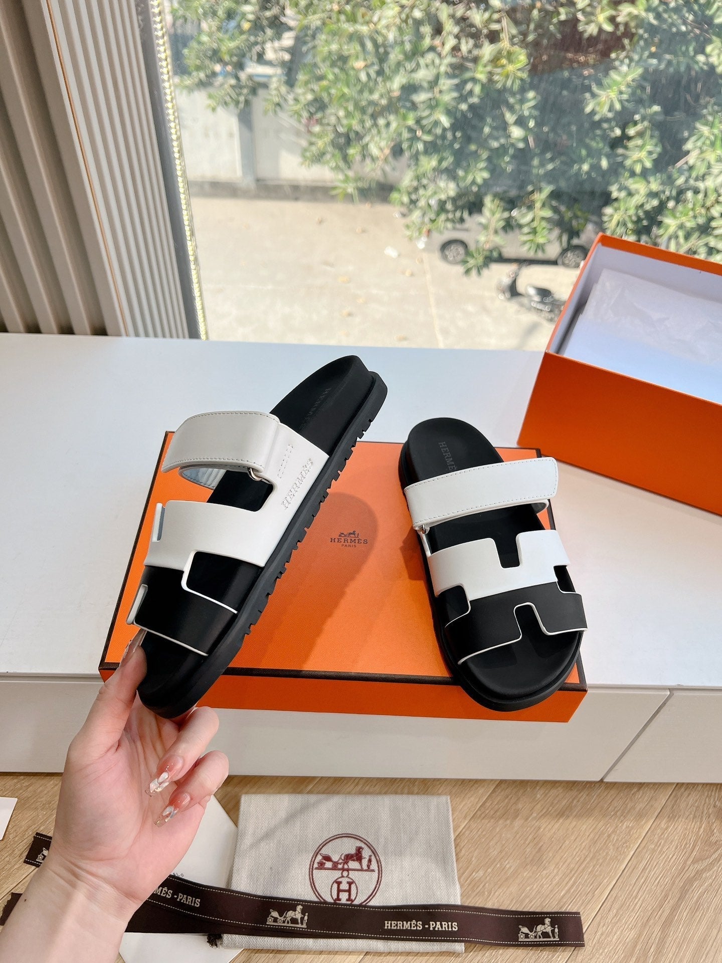 CHYPRE SANDAL IN WHITE MIX BLACK CALFSKIN、mysite、Cacoeks