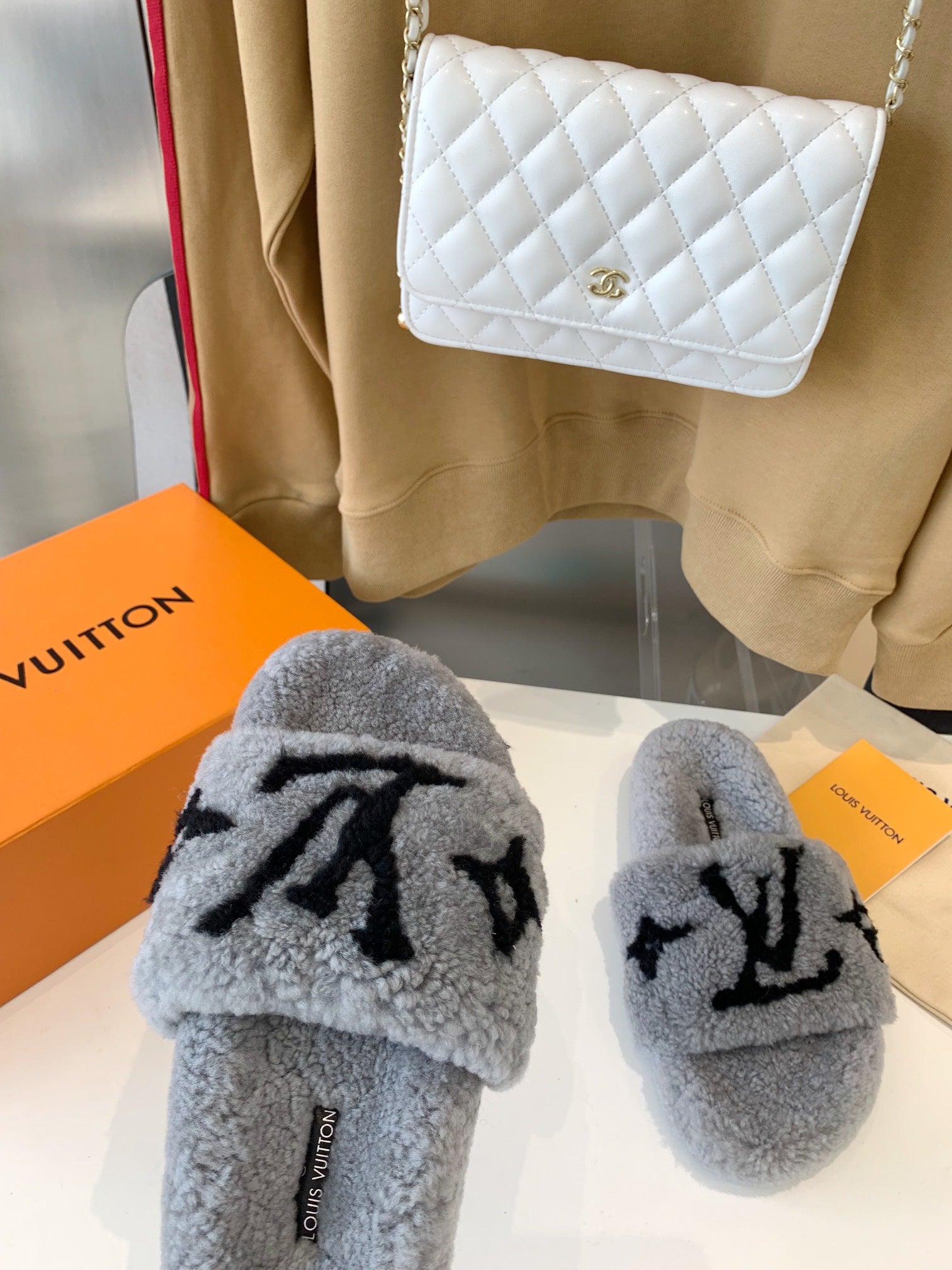 LV WOMEN'S PASEO FLAT SLIPPER IN GREY FLEECE WITH BLACK LOGO、mysite、Cacoeks