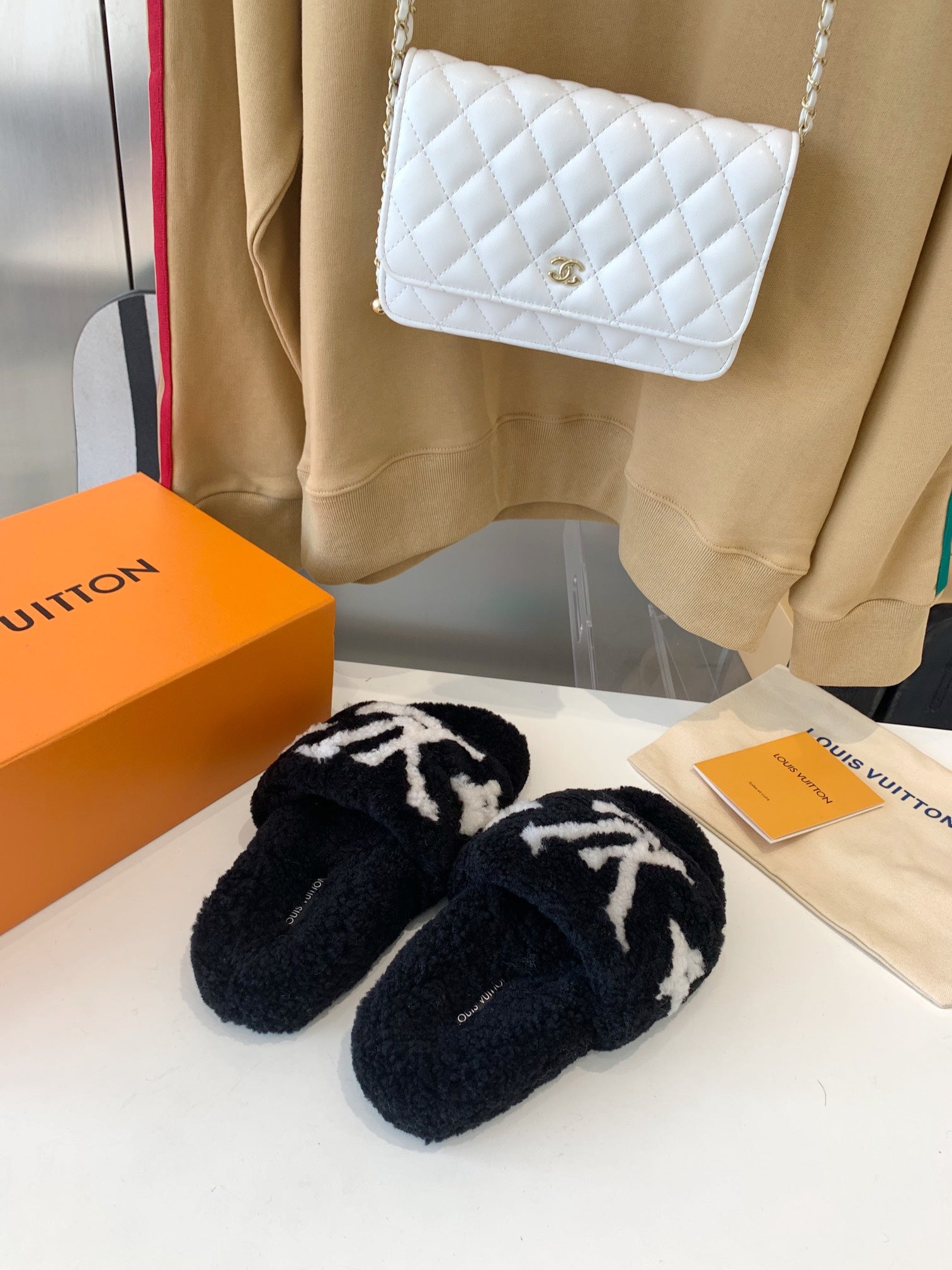 LV WOMEN'S PASEO FLAT SLIPPER IN BLACK FLEECE WITH WHITE LOGO、mysite、Cacoeks