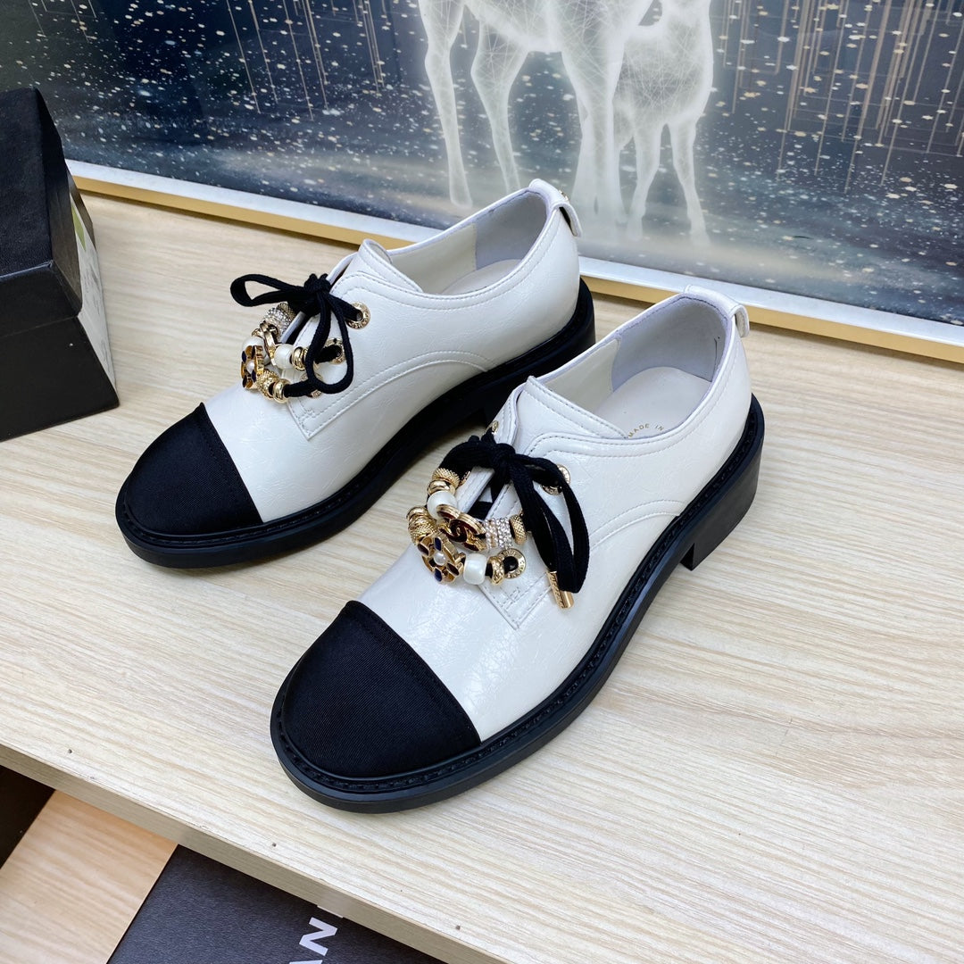 CC COMBAT OXFORD SHOES IN WHITE WRINKLED CALFSKIN AND BLACK GROSGRAIN WITH FAUX PEARL、mysite、Cacoeks
