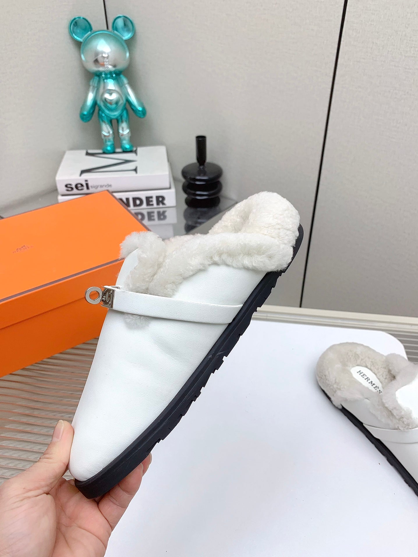 SLIP-ON MULE IN WHITE CALFSKIN AND SHEARLING LINING、mysite、Cacoeks