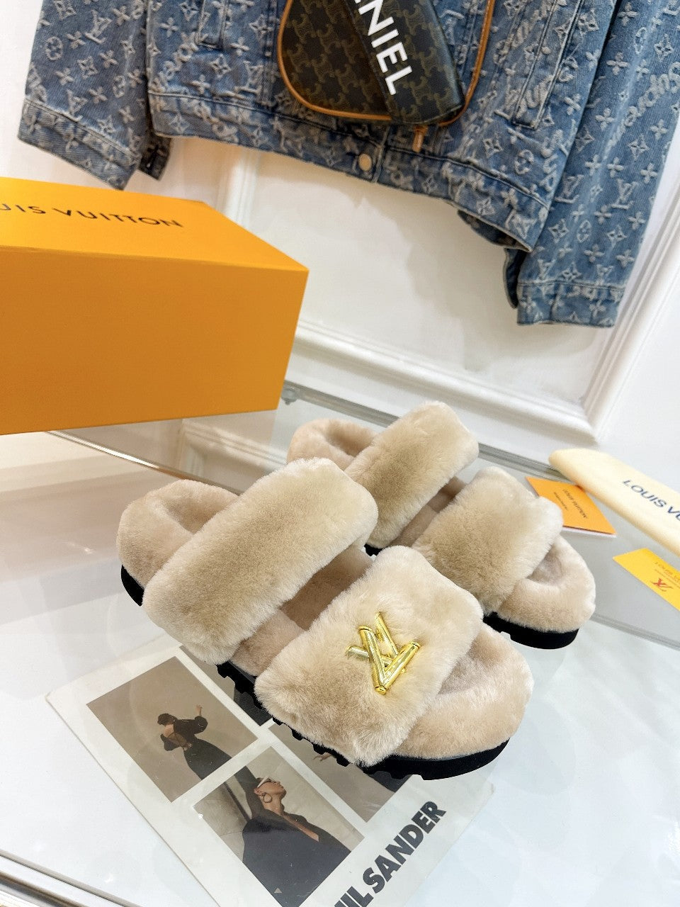 HALF MULE SLIPPERS IN CAMEL BEIGE FLEECE FEATURING METALLIC LOGO、mysite、Cacoeks