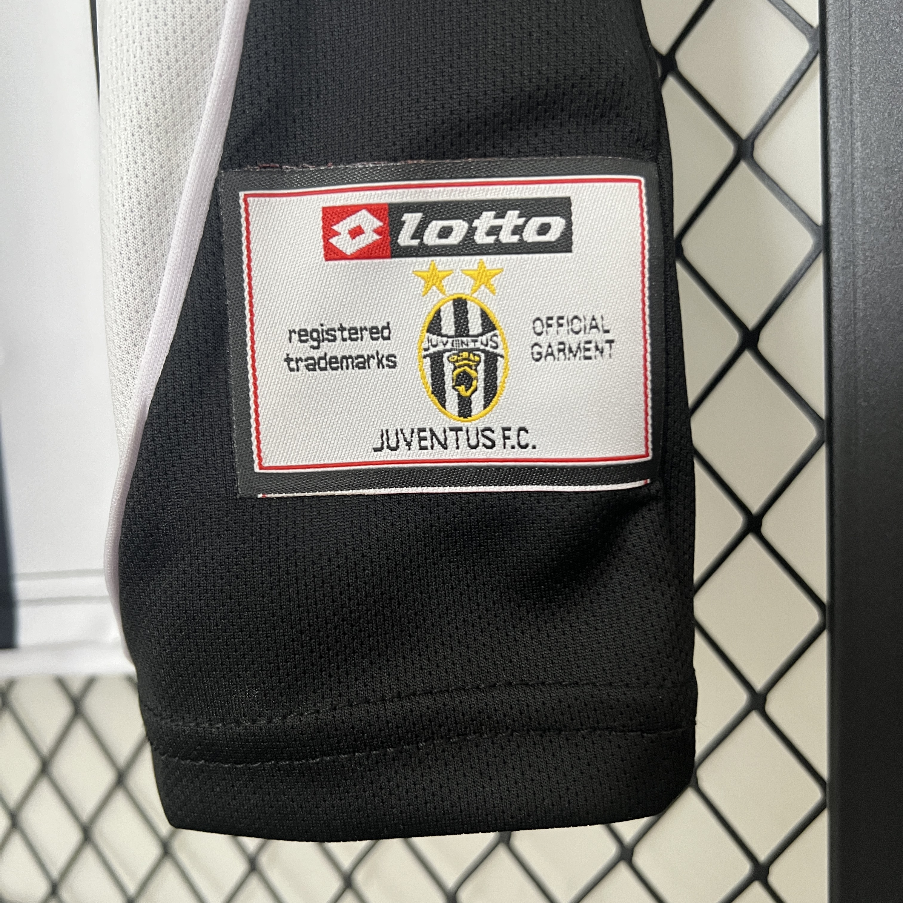 GlobeJersey-Retro Juventus 2002-03 European Home Jersey