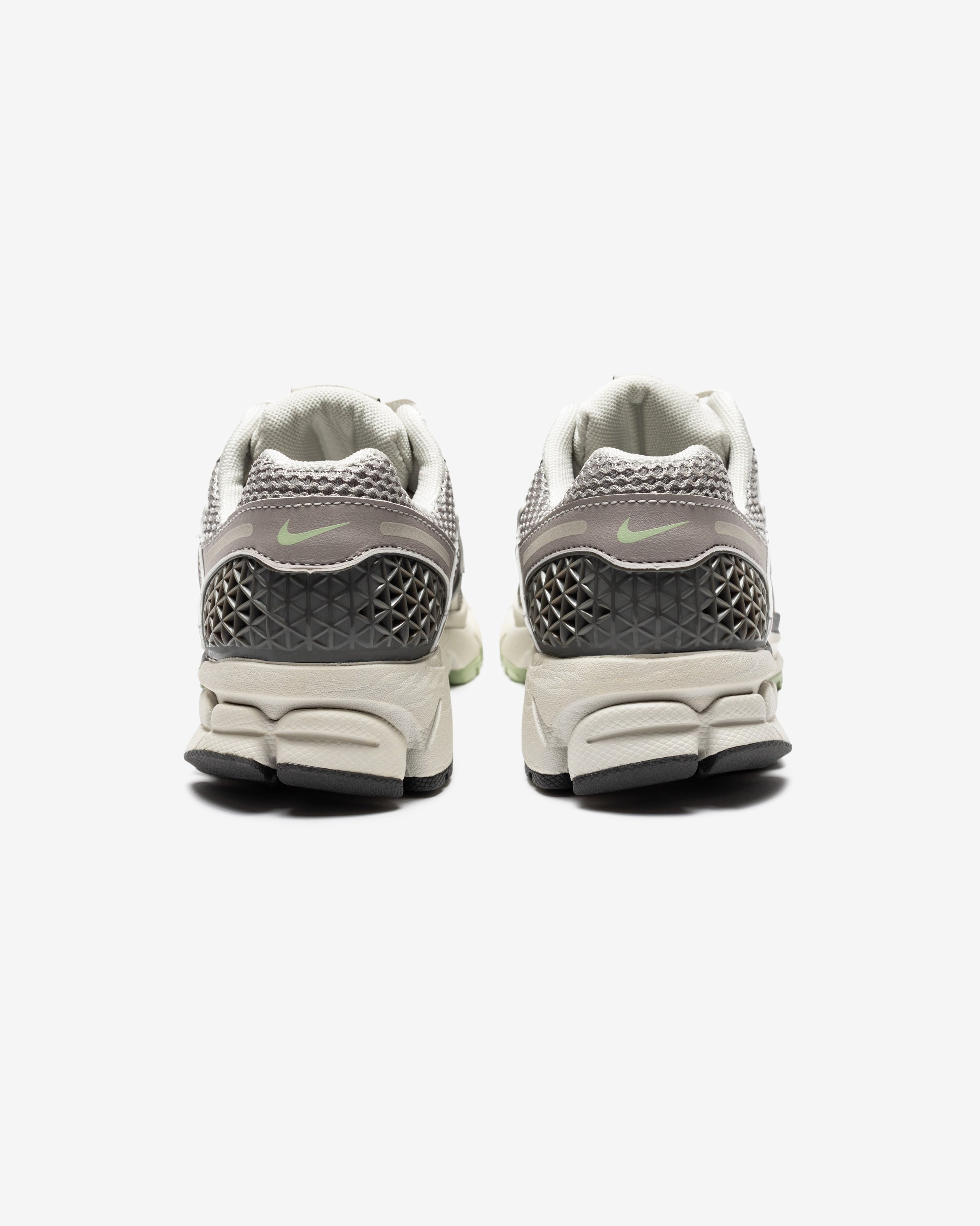 NIKE WOMEN'S ZOOM VOMERO 5 - COBBLESTONE/ LIGHTBONE