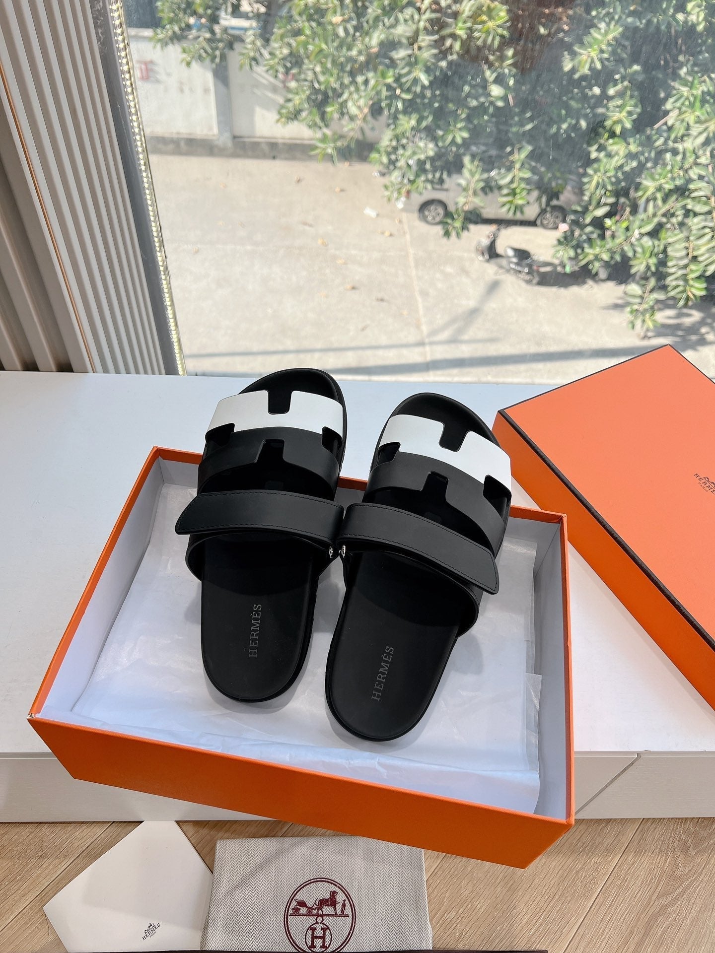 CHYPRE SANDAL IN BLACK MIX WHITE CALFSKIN、mysite、Cacoeks