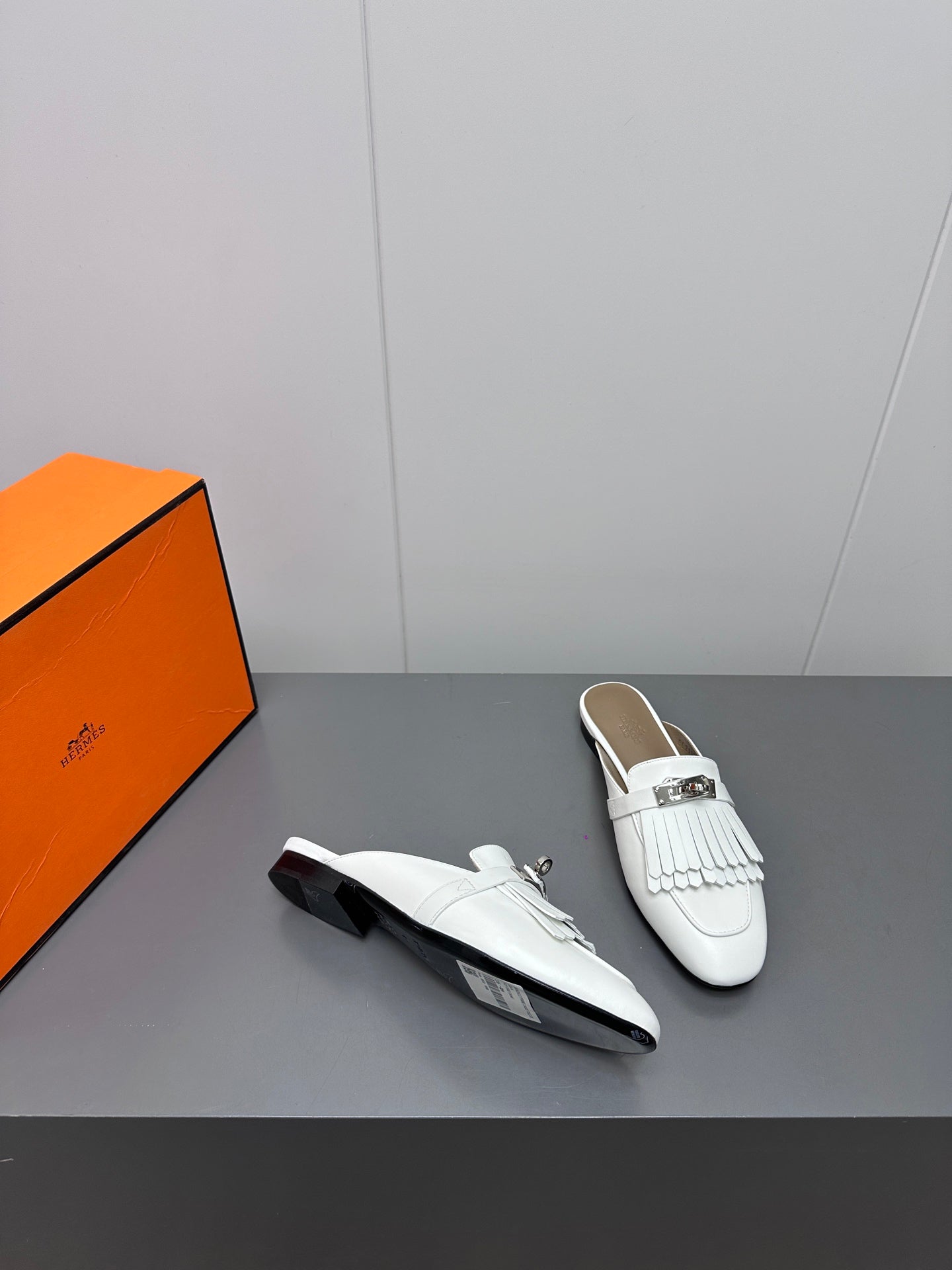 0Z MULE IN WHITE LAMBSKIN WITH FRINGE DETAIL、mysite、Cacoeks