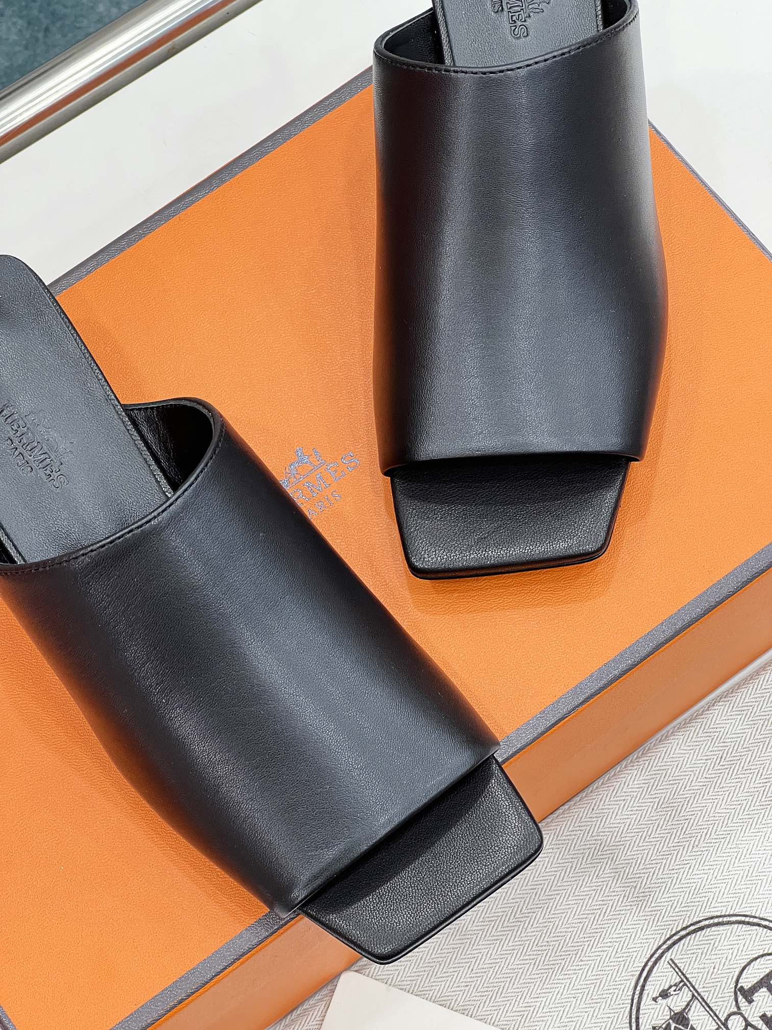 IDOLE SANDAL IN BLACK CALFSKIN、mysite、Cacoeks