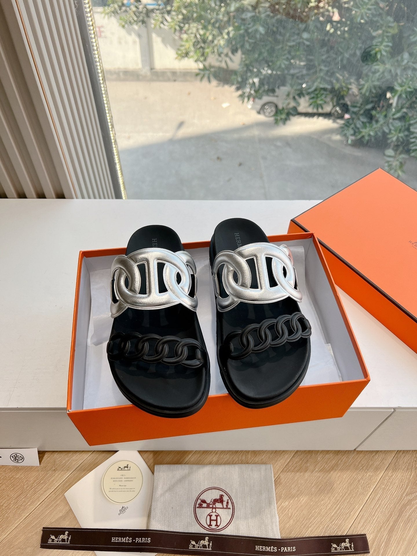 EXTRA SANDAL IN SILVER MIX BLACK CALFSKIN、mysite、Cacoeks