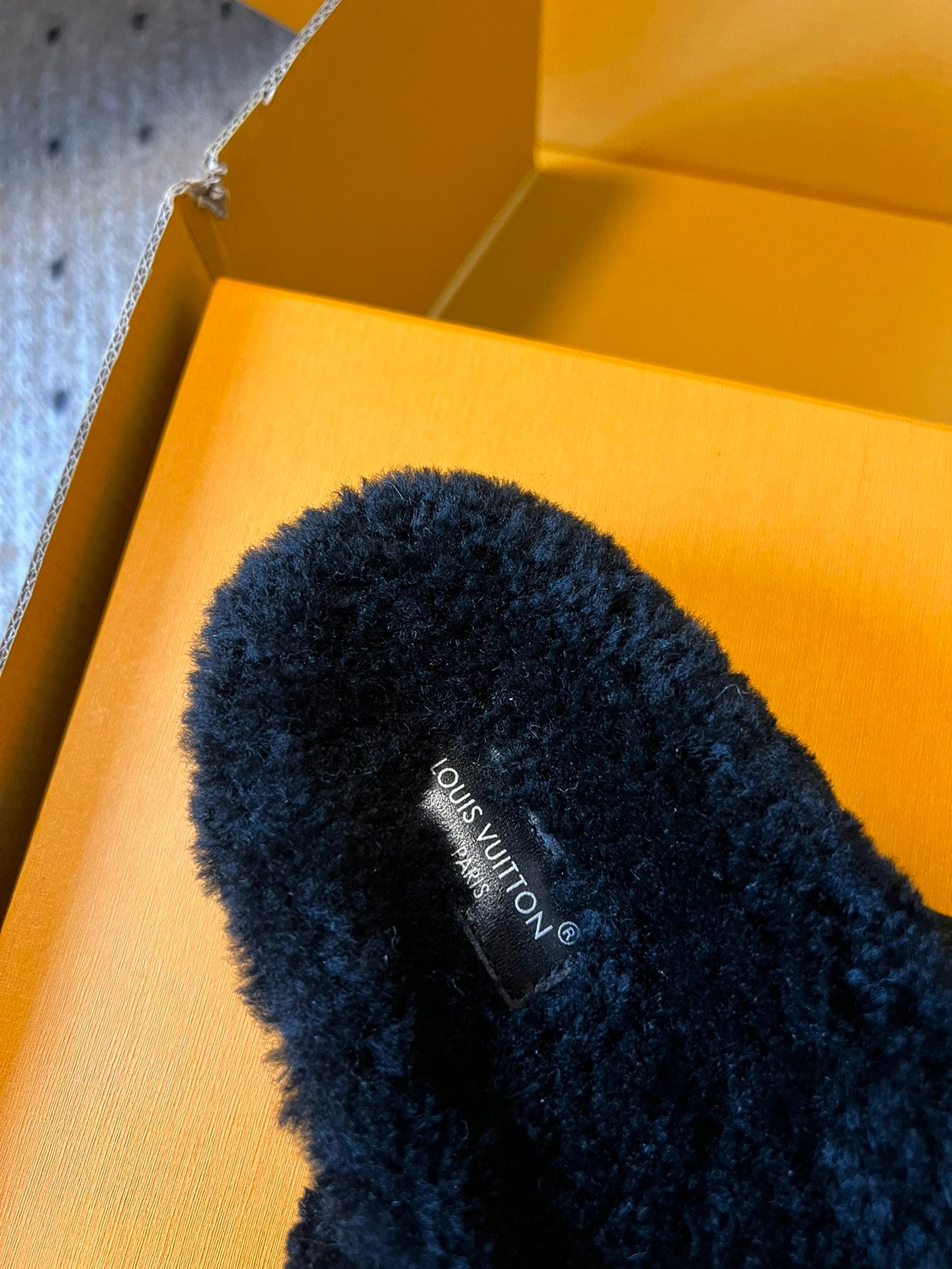 SLIPPER IN BLACK FLEECE WITH BEIGE LOGO、mysite、Cacoeks