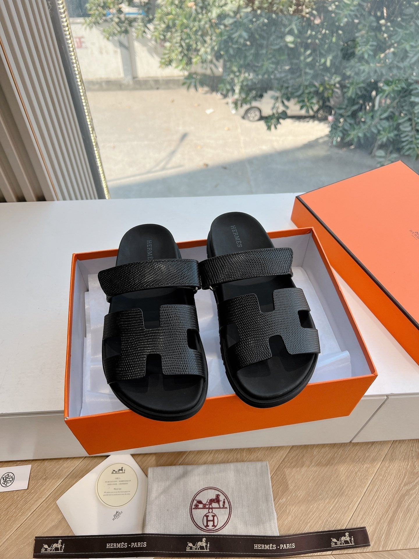 CHYPRE SANDAL IN BLACK SHINY GRAINED CALFSKIN、mysite、Cacoeks