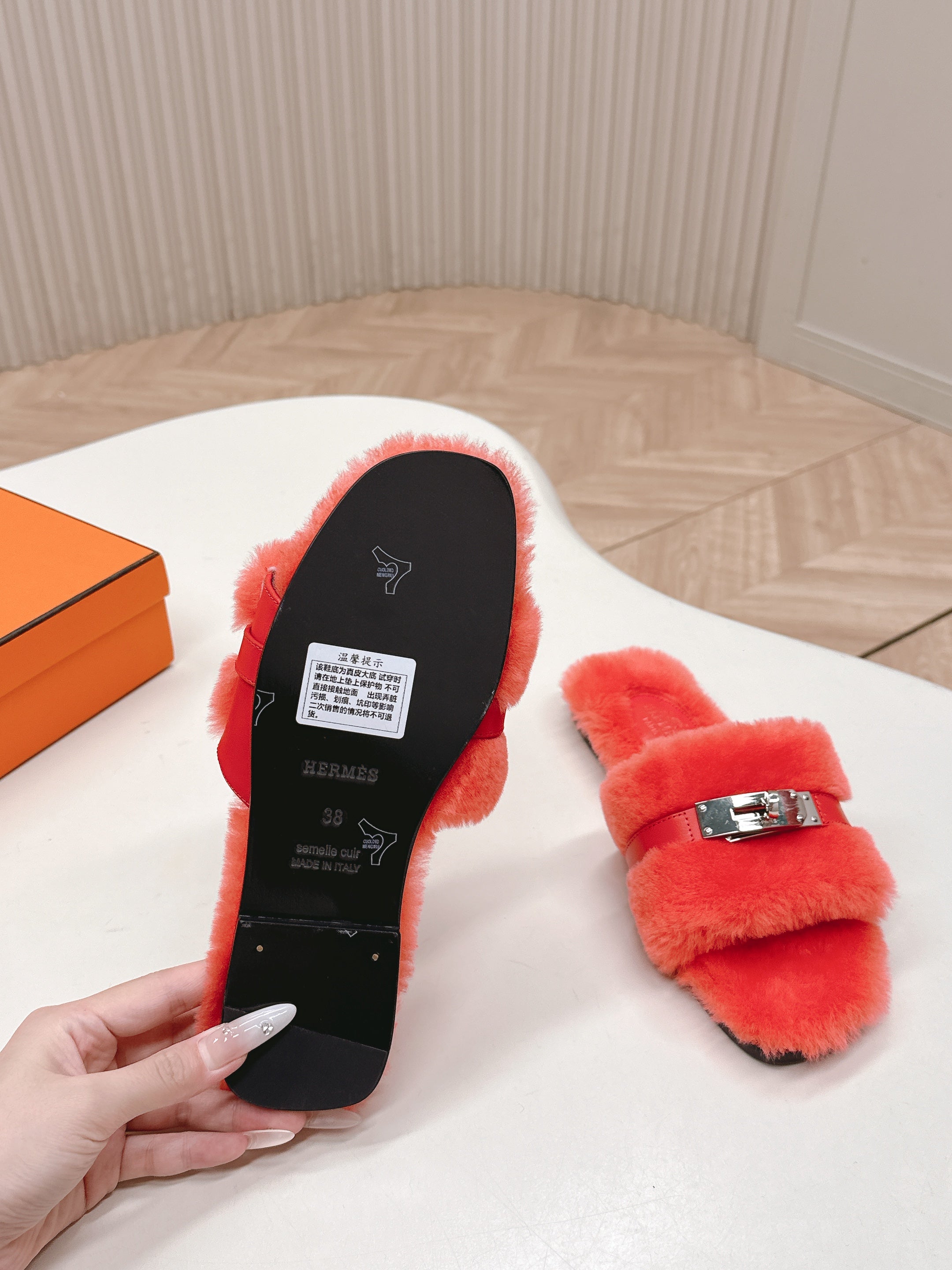 HM 25S ORAN SANDAL IN RED ORANGE SHEARLING WITH SILVER HARDWARE、mysite、Cacoeks