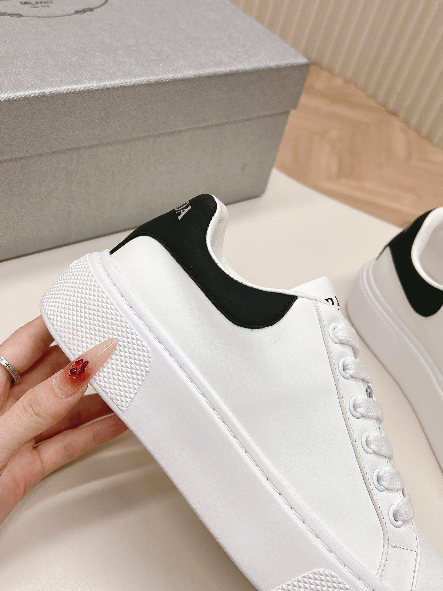 PRA RETRO SNEAKERS WHITE AND BLACK CALFSKIN、mysite、Cacoeks