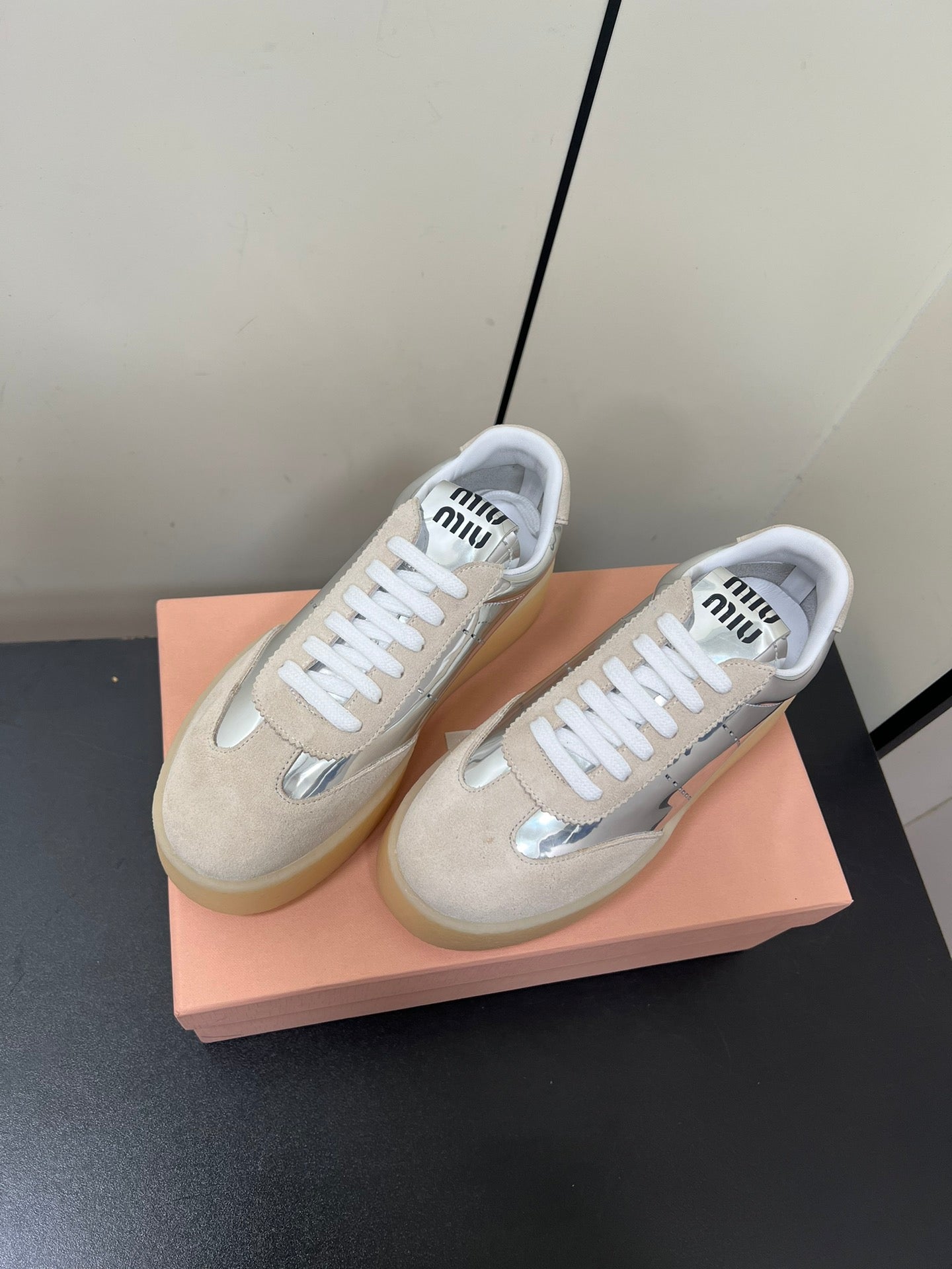 THICK-SOLED RETRO SNEAKERS IN SILVER METALLIC LAMBSKIN AND BEIGE SUEDE、mysite、Cacoeks