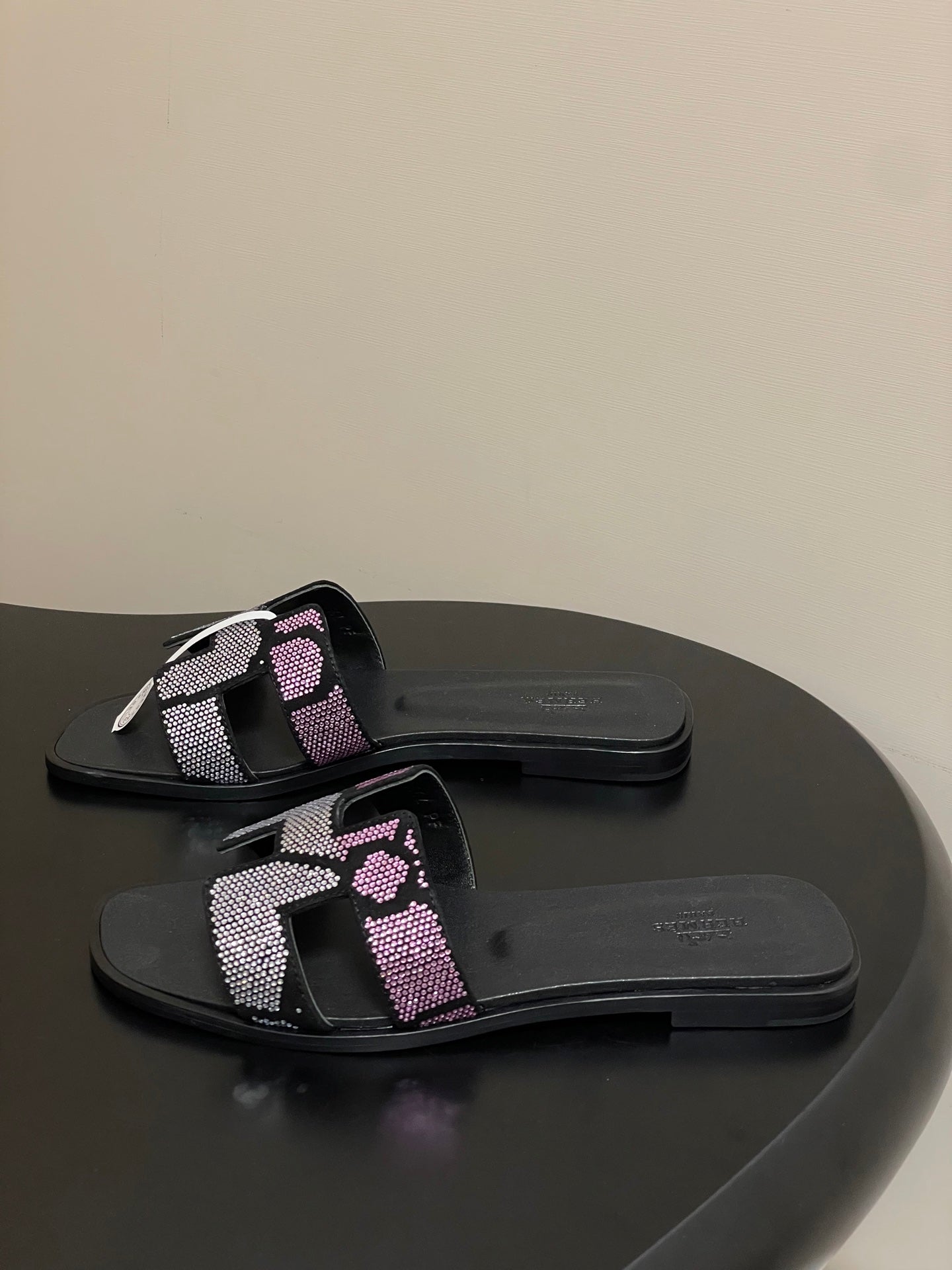 HM 25S ORAN SANDAL IN BLACK LAMBSKIN WITH WHITE MIX PINK STONE DETAILS、mysite、Cacoeks