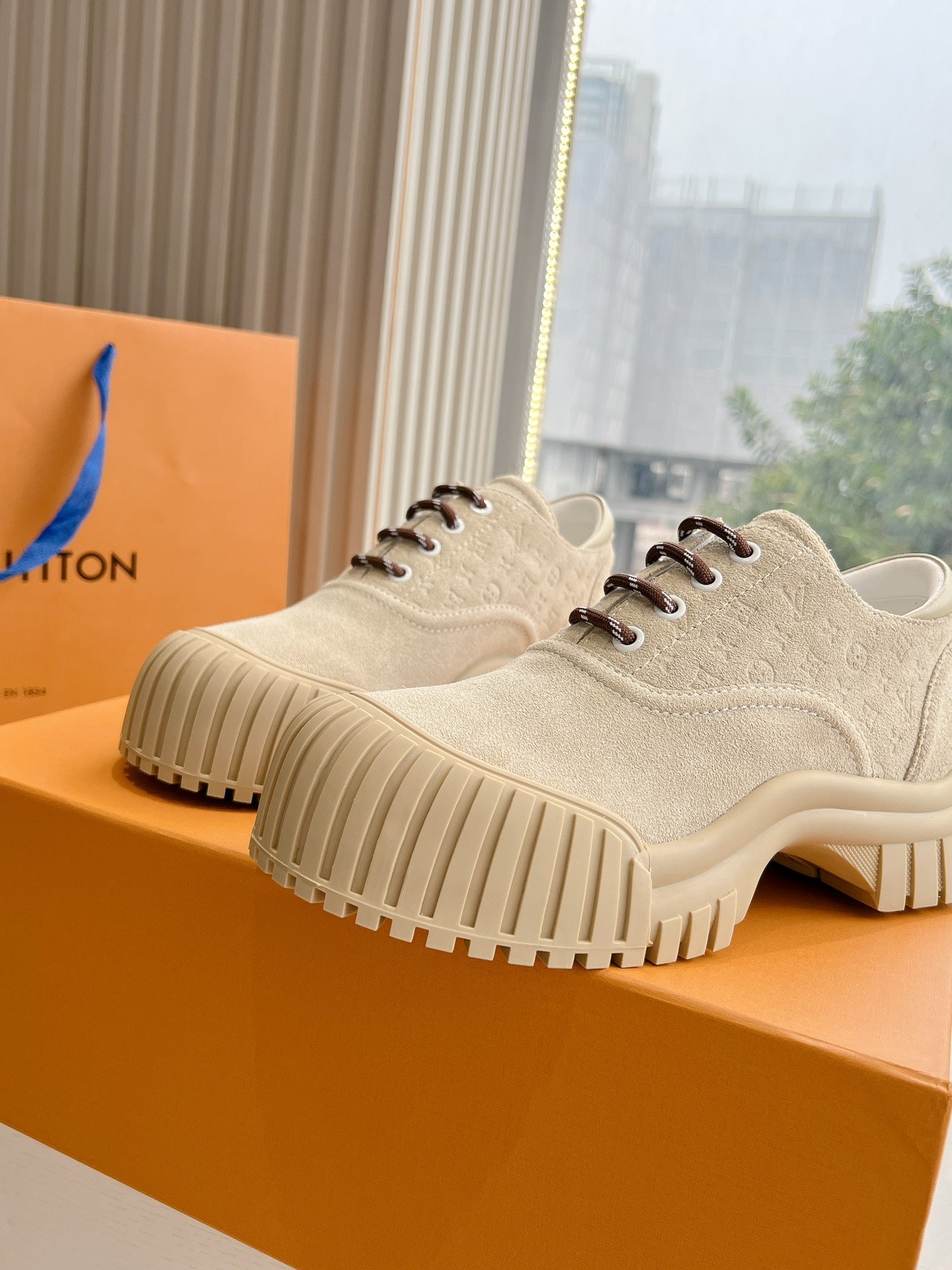 LV ARCHLIGHT SKATE SNEAKER IN PALE BROWN EMBOSSED SUEDE、mysite、Cacoeks