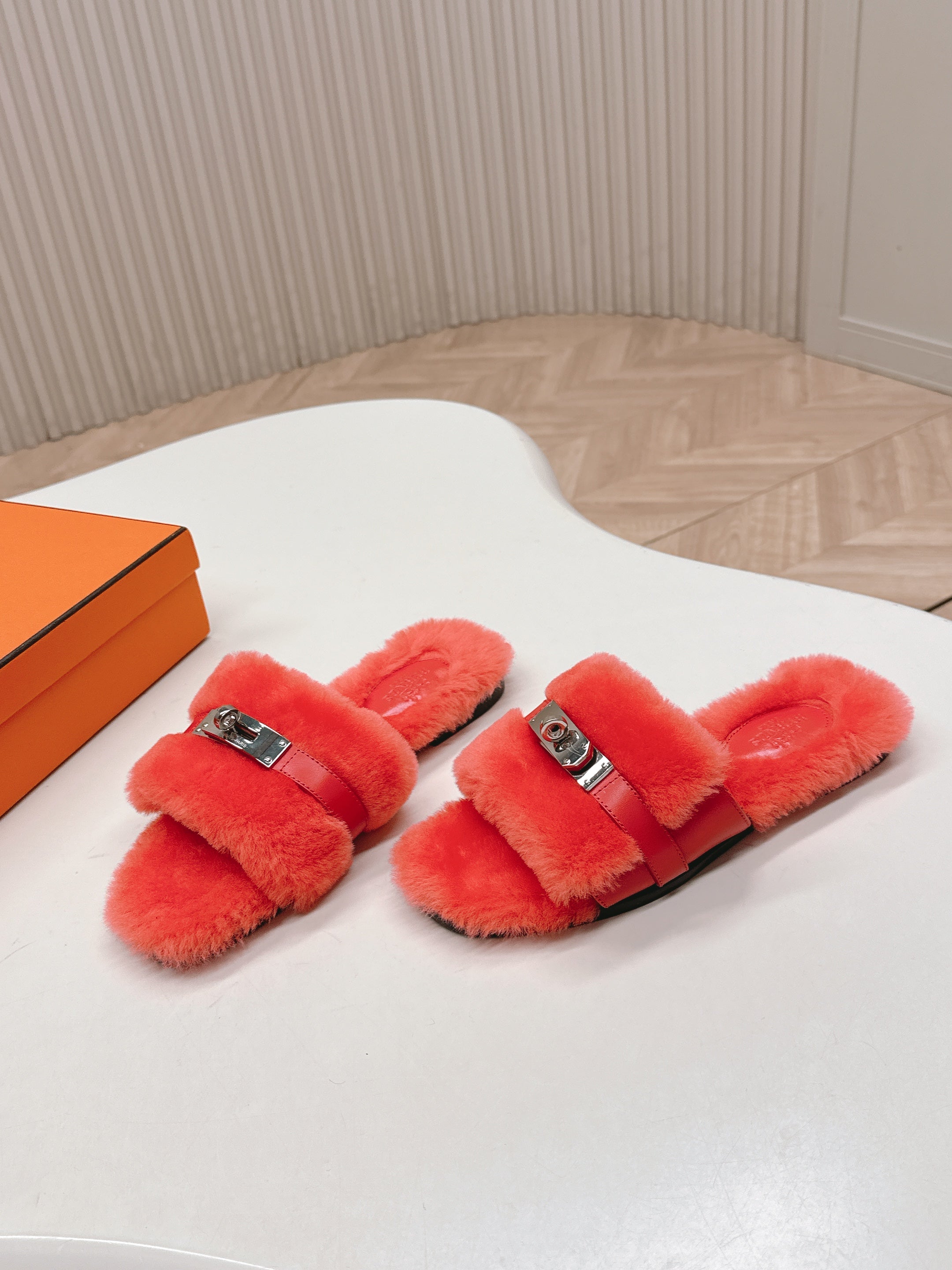 HM 25S ORAN SANDAL IN RED ORANGE SHEARLING WITH SILVER HARDWARE、mysite、Cacoeks