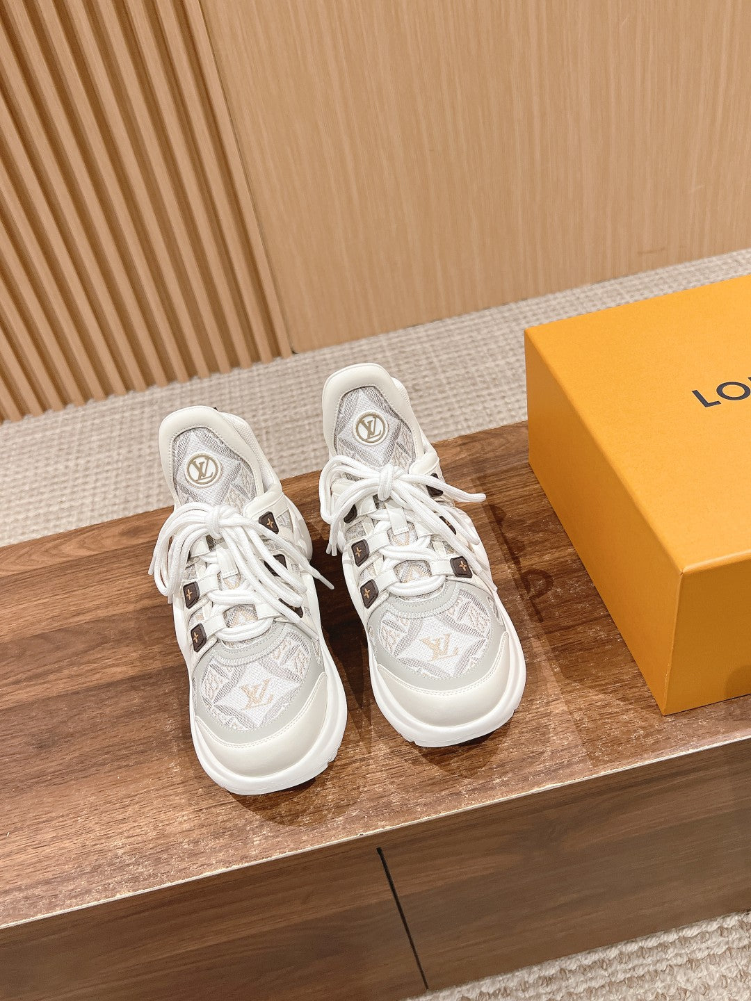 LV ARCHLIGHT SNEAKER IN WHITE MIX PALE GRAY CALFSKIN AND MONOGRAM DENIM、mysite、Cacoeks