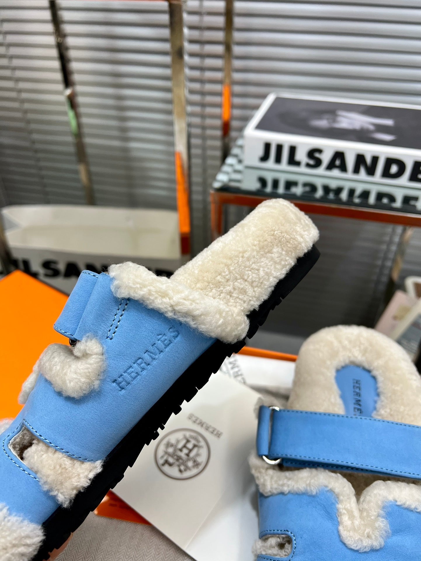 CHYPRE SLIPPERS IN BEIGE LAMB WOOL AND OCEAN BLUE SUEDE、mysite、Cacoeks