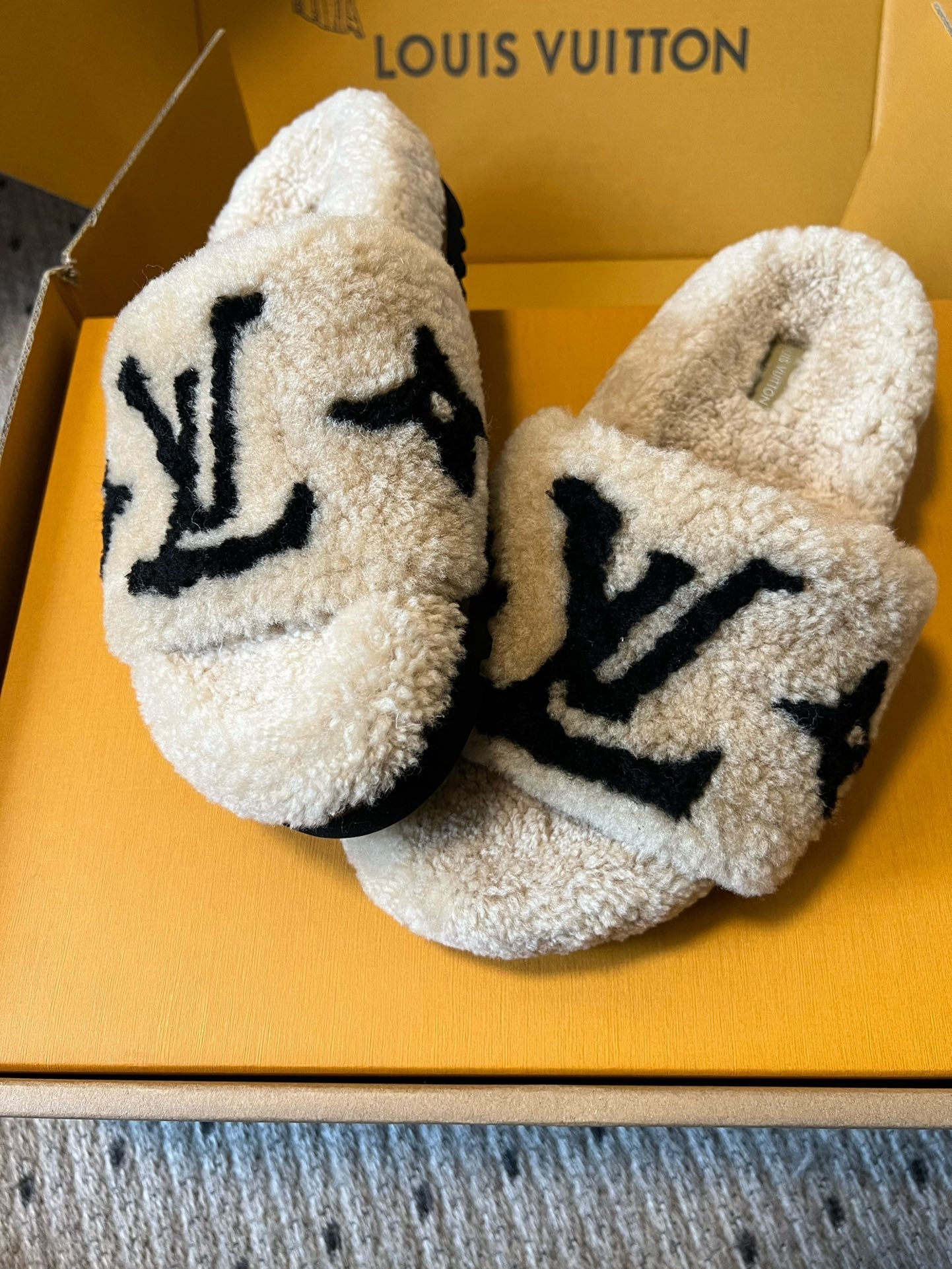 SLIPPER IN CAMEL BEIGE MIX BLACK FLEECE、mysite、Cacoeks