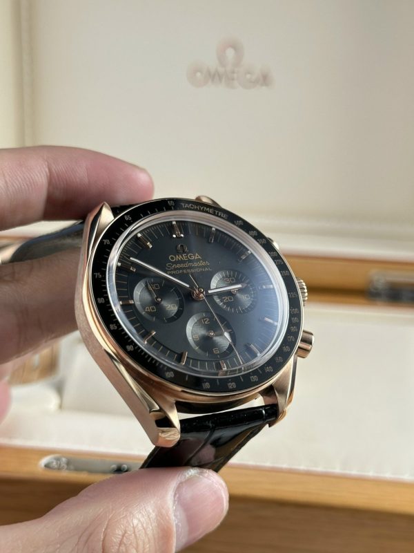 Đồng Hồ Omega SpeedMaster MoonWatch Chế Tác Mặt Đen Nhà Máy RM 44mm (2)