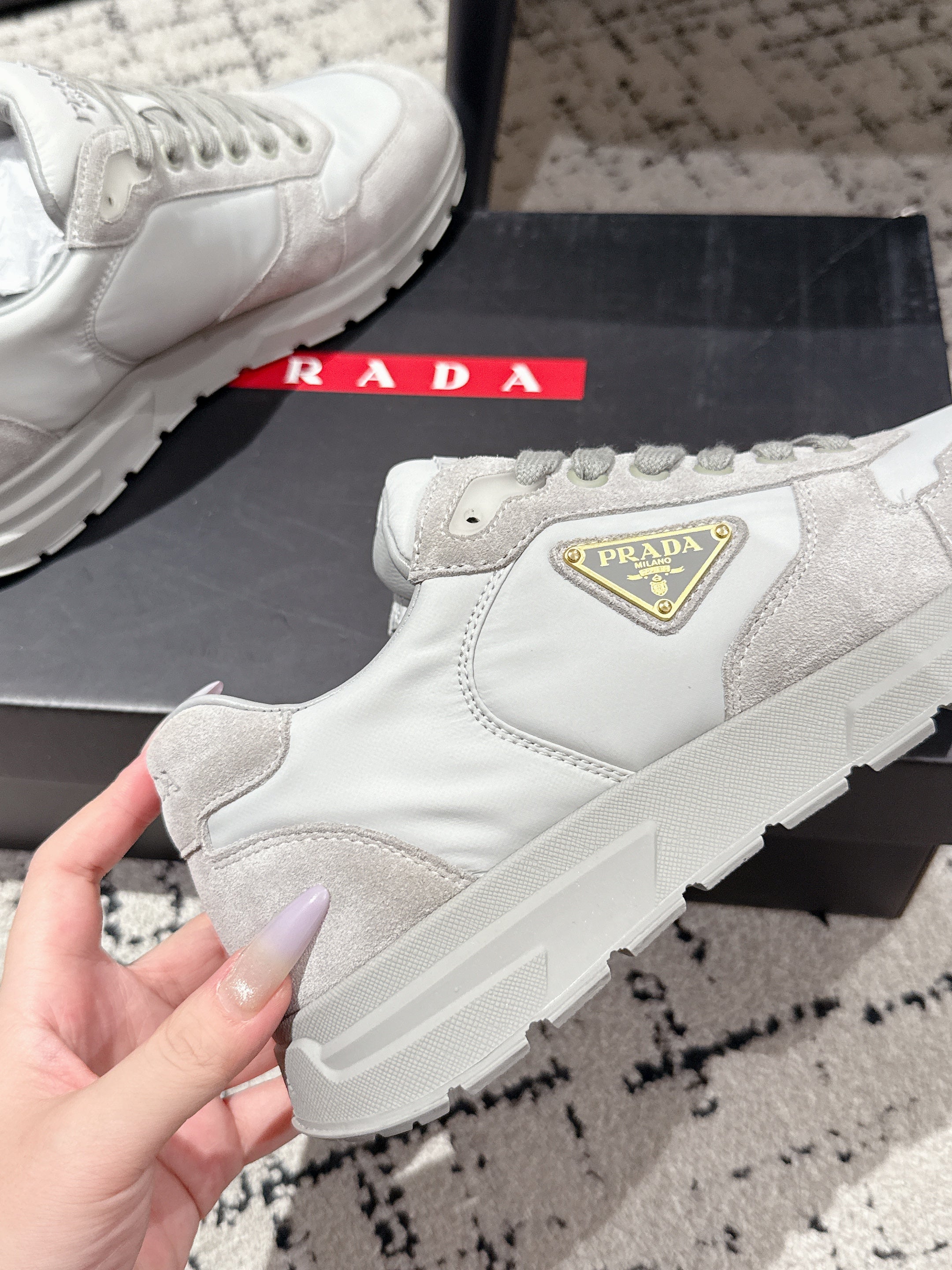PRADA 25S MEN SNEAKERS LOGO IN WHITE AND LIGHT GRAY NUBUCK AND CANVAS、mysite、Cacoeks