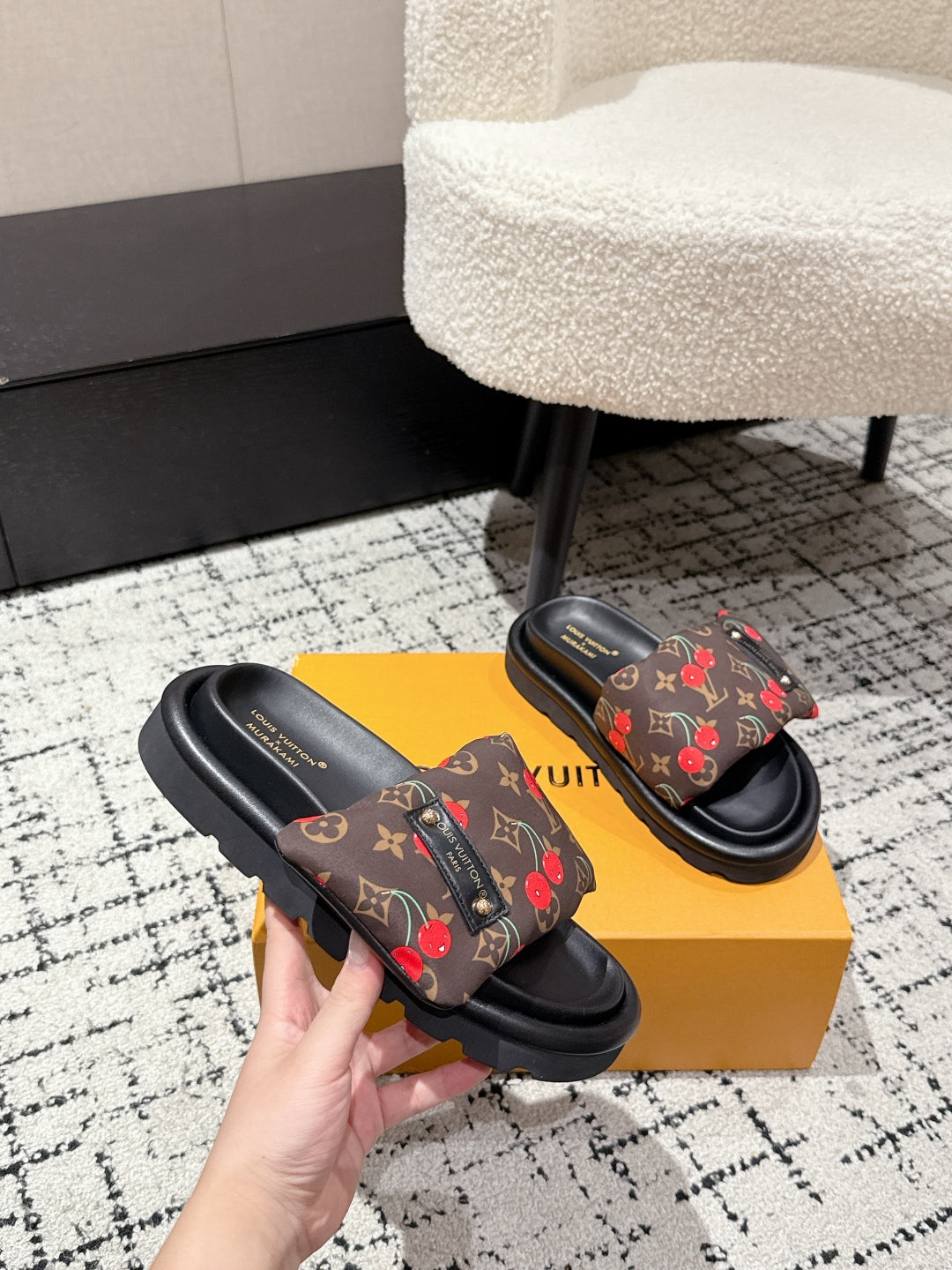 LV MIAMI-STYLE SANDALS 25S IN BROWN FABRIC AND BLACK CALFSKIN、mysite、Cacoeks