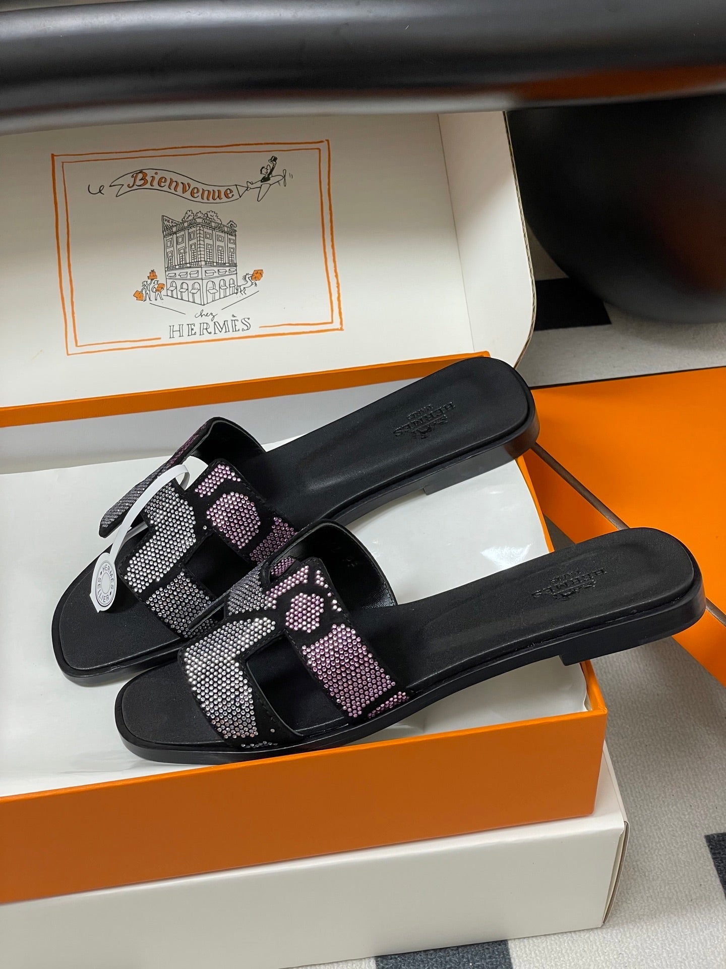 HM 25S ORAN SANDAL IN BLACK LAMBSKIN WITH WHITE MIX PINK STONE DETAILS、mysite、Cacoeks