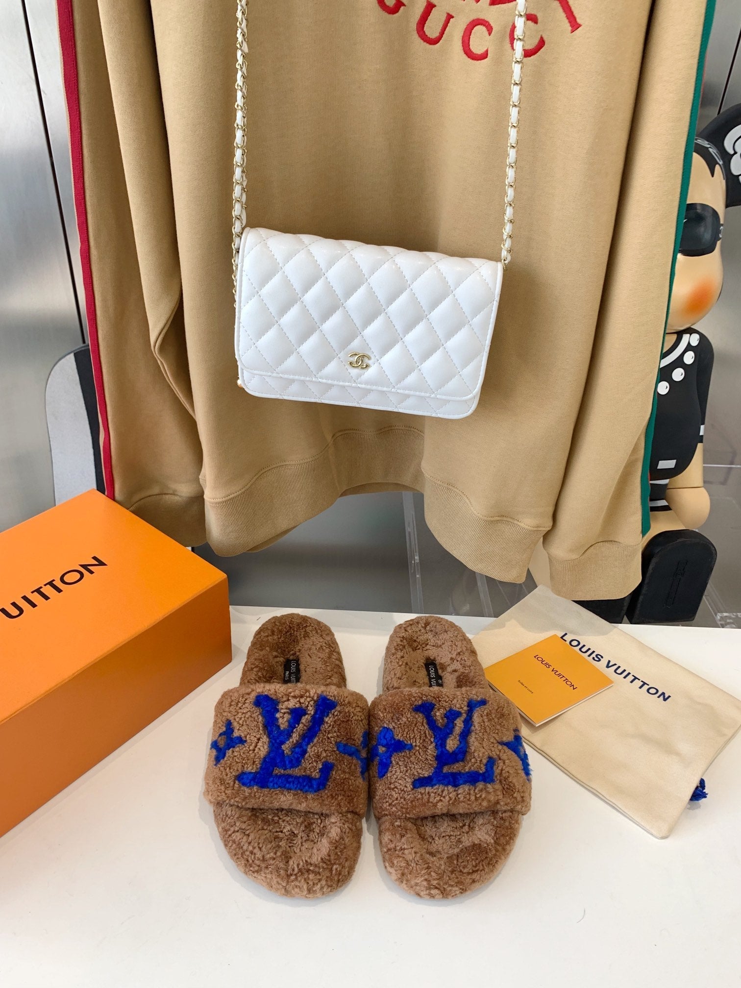 LV WOMEN'S PASEO FLAT SLIPPER IN BROWN FLEECE WITH BLUE LOGO、mysite、Cacoeks