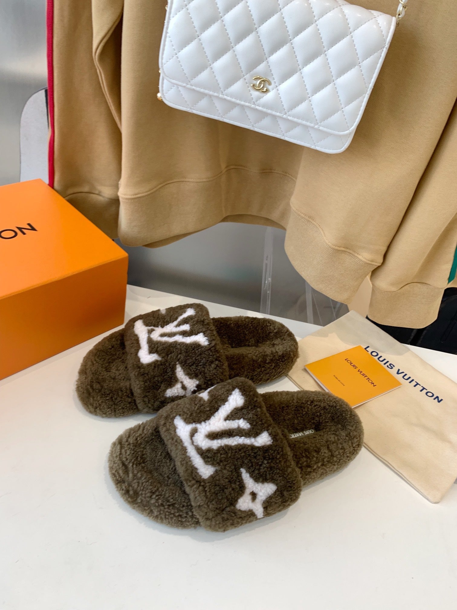 LV WOMEN'S PASEO FLAT SLIPPER IN OLIVE GREEN FLEECE WITH WHITE LOGO、mysite、Cacoeks