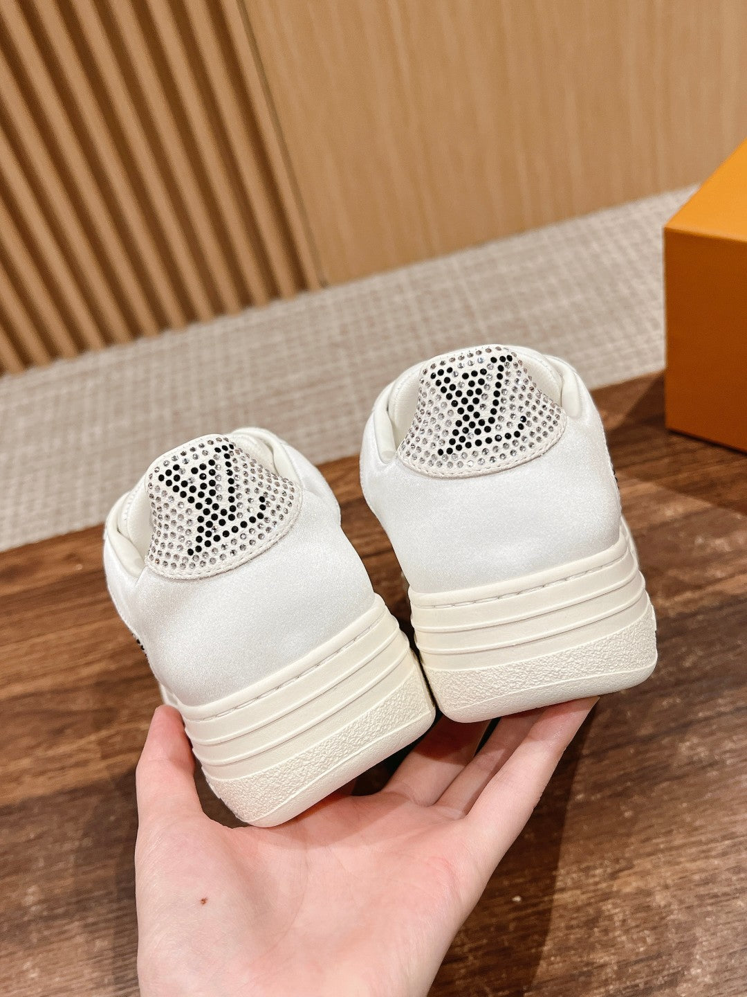 LV GROOVY SNEAKER IN WHITE DAMIER STRASS AND CALFSKIN、mysite、Cacoeks