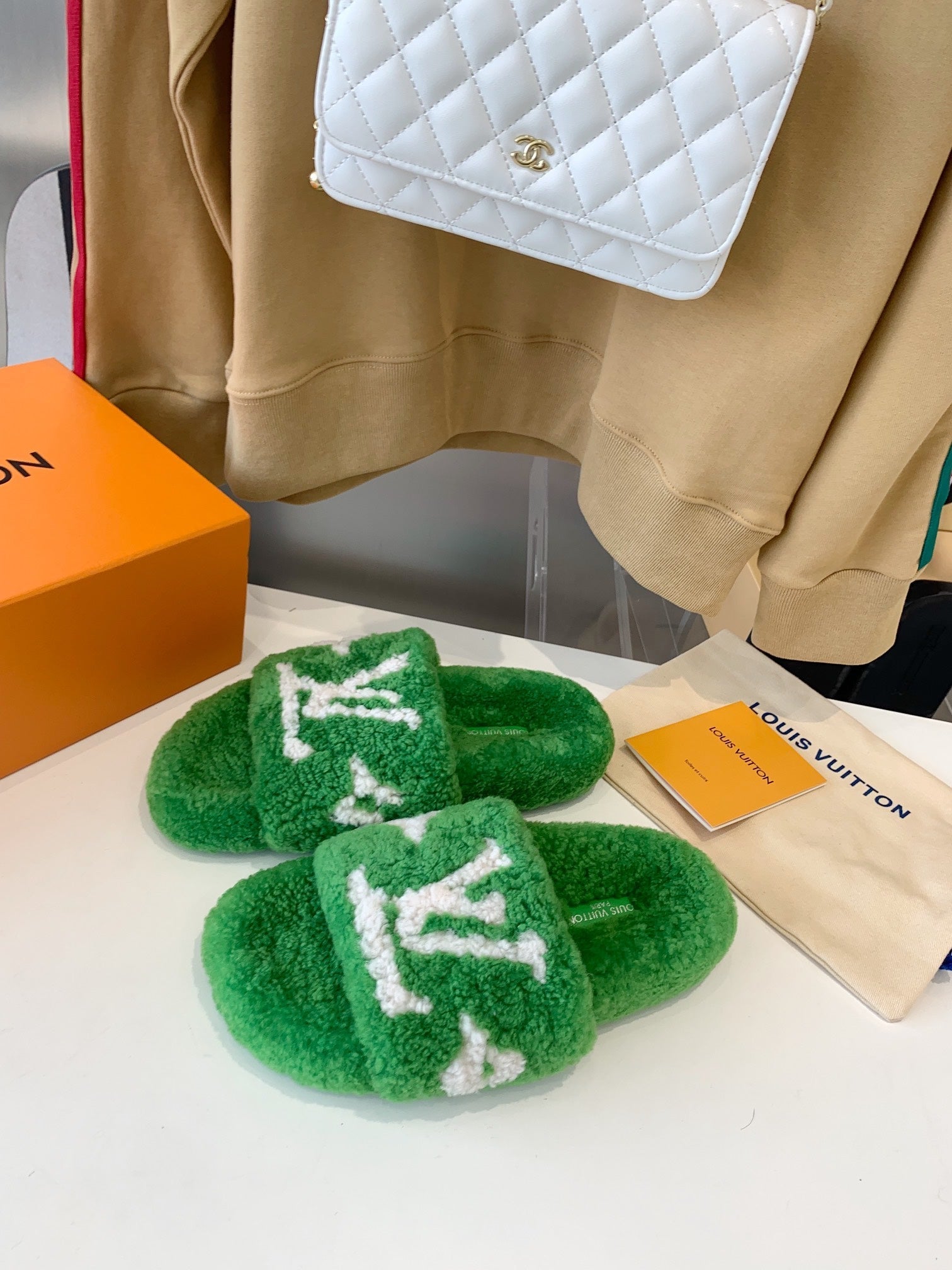 LV WOMEN'S PASEO FLAT SLIPPER IN GREEN FLEECE WITH WHITE LOGO、mysite、Cacoeks