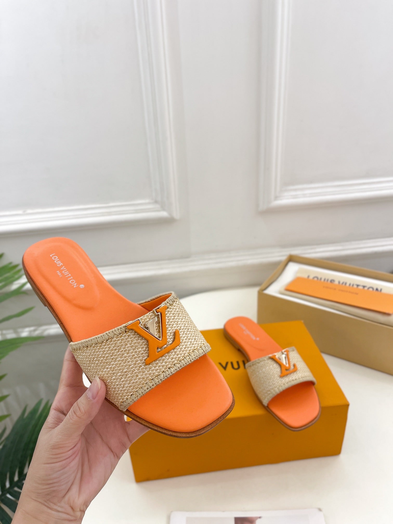LV WOMEN CAPRI FLAT MULES IN TIGER ORANGE LEATHER AND RAFFIA、mysite、Cacoeks
