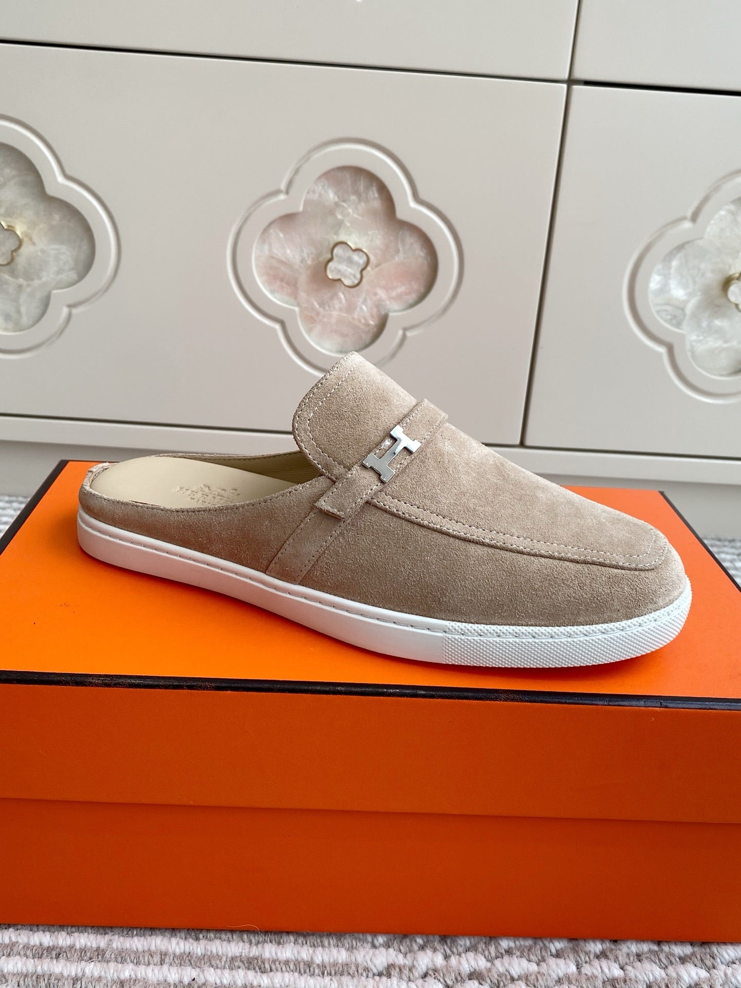 HM 25S MULES IN BEIGE SUEDE WITH SILVER HARDWARE、mysite、Cacoeks