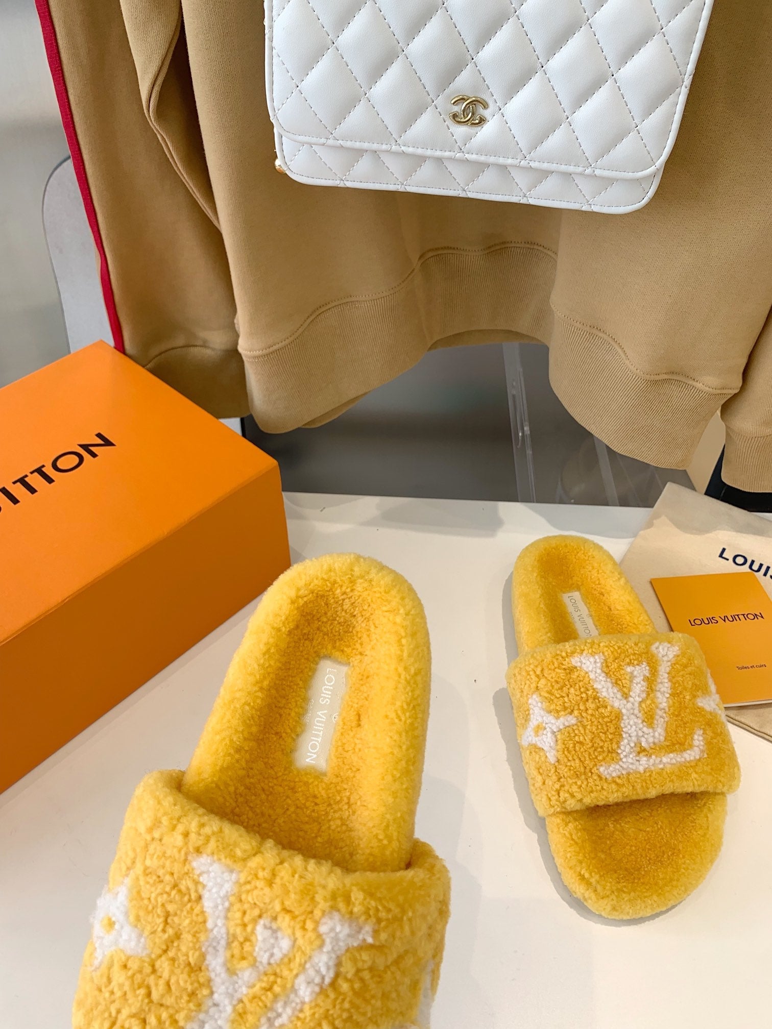LV WOMEN'S PASEO FLAT SLIPPER IN YELLOW FLEECE WITH WHITE LOGO、mysite、Cacoeks